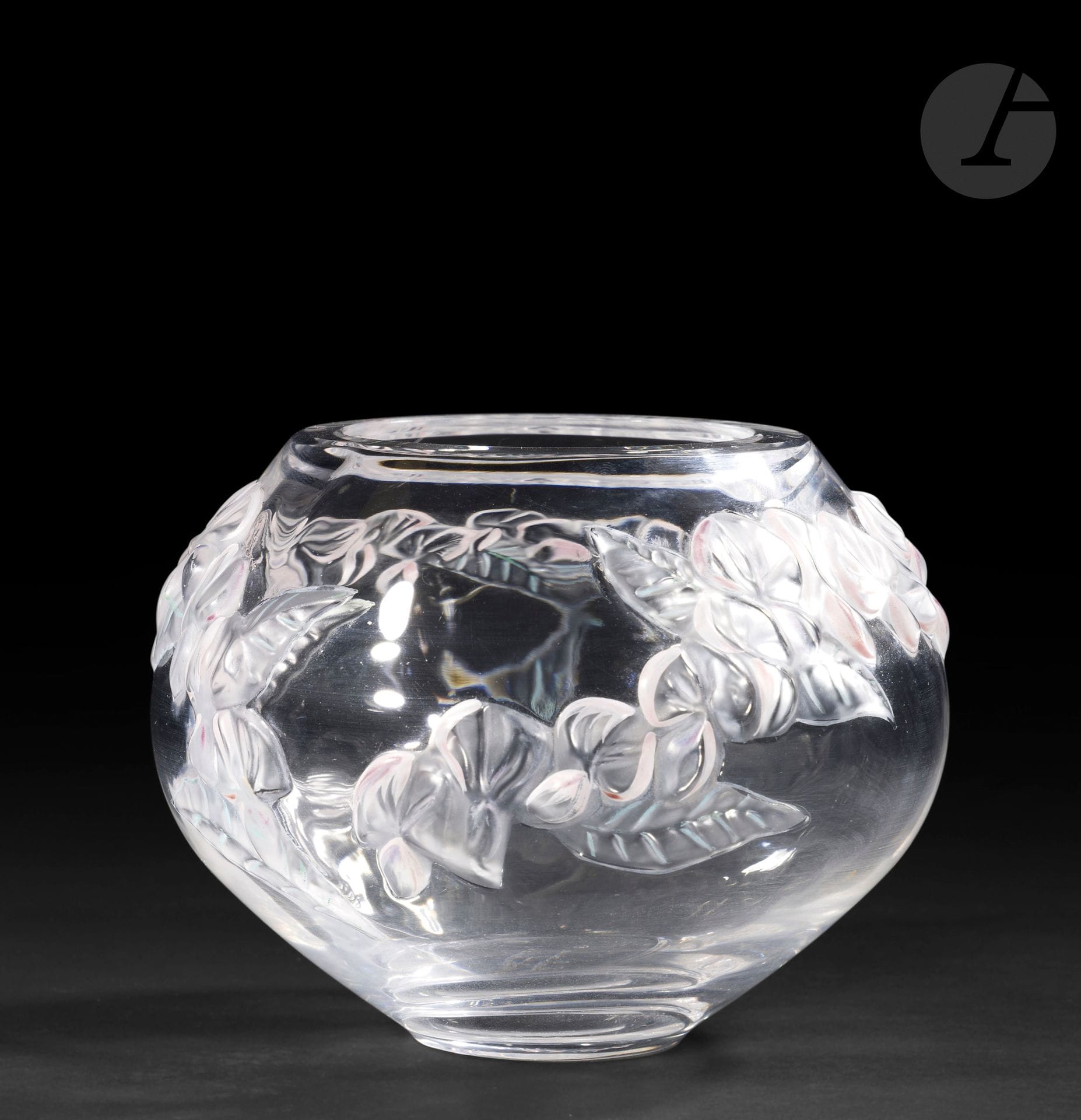 LALIQUE HOUSE
Glycine
Baluster vase with wide neck.
Proof in blown-molded crystal, partly enameled in polychrome.
Worn and missing enamel.
Signed LALIQUE ® France in cursive letters, at the point below the base.
Height: 10.5 cm - Diameter: 13.5 cm