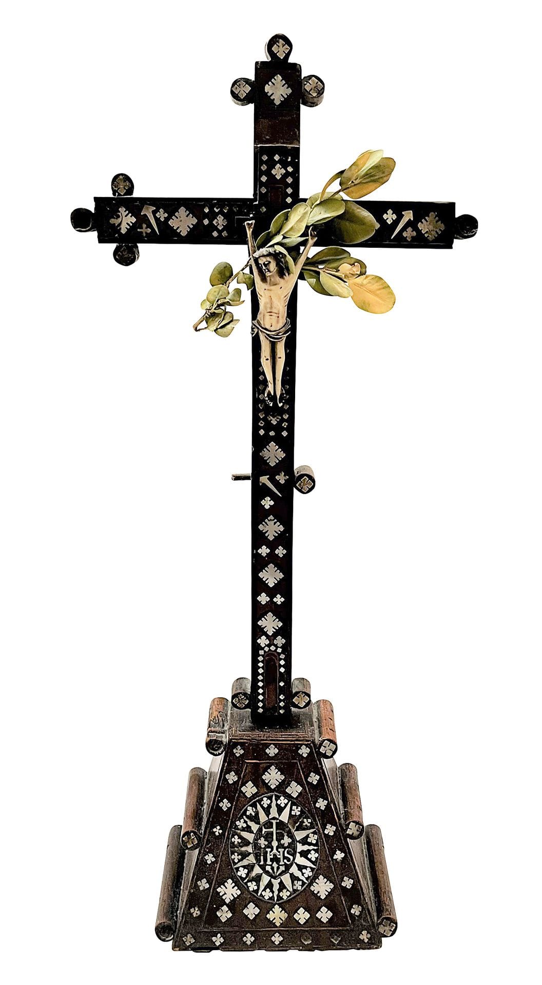 Crucifix en bois marqueté de nacre, le Christ en os.
XIX – XXe s.
H: 43 cm 
Manque l’écriteau INRI.
