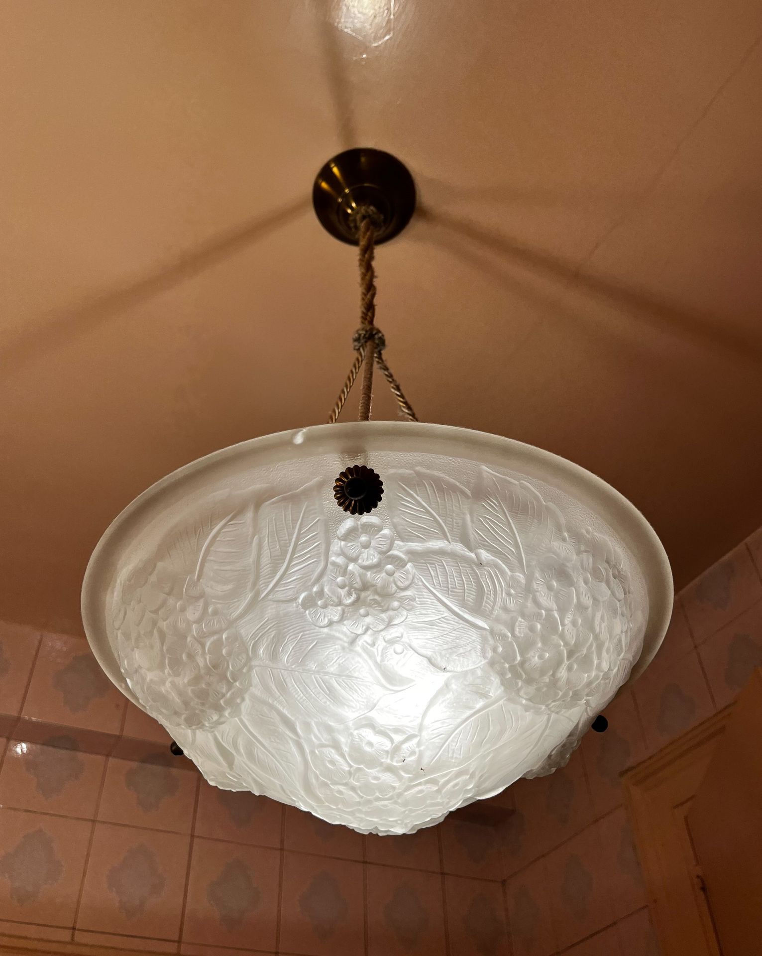 Dans le goût de LALIQUE
Luminaire en verre moulé à décor de fleurs et de feuilles.
XXe s.
D : 33 cm