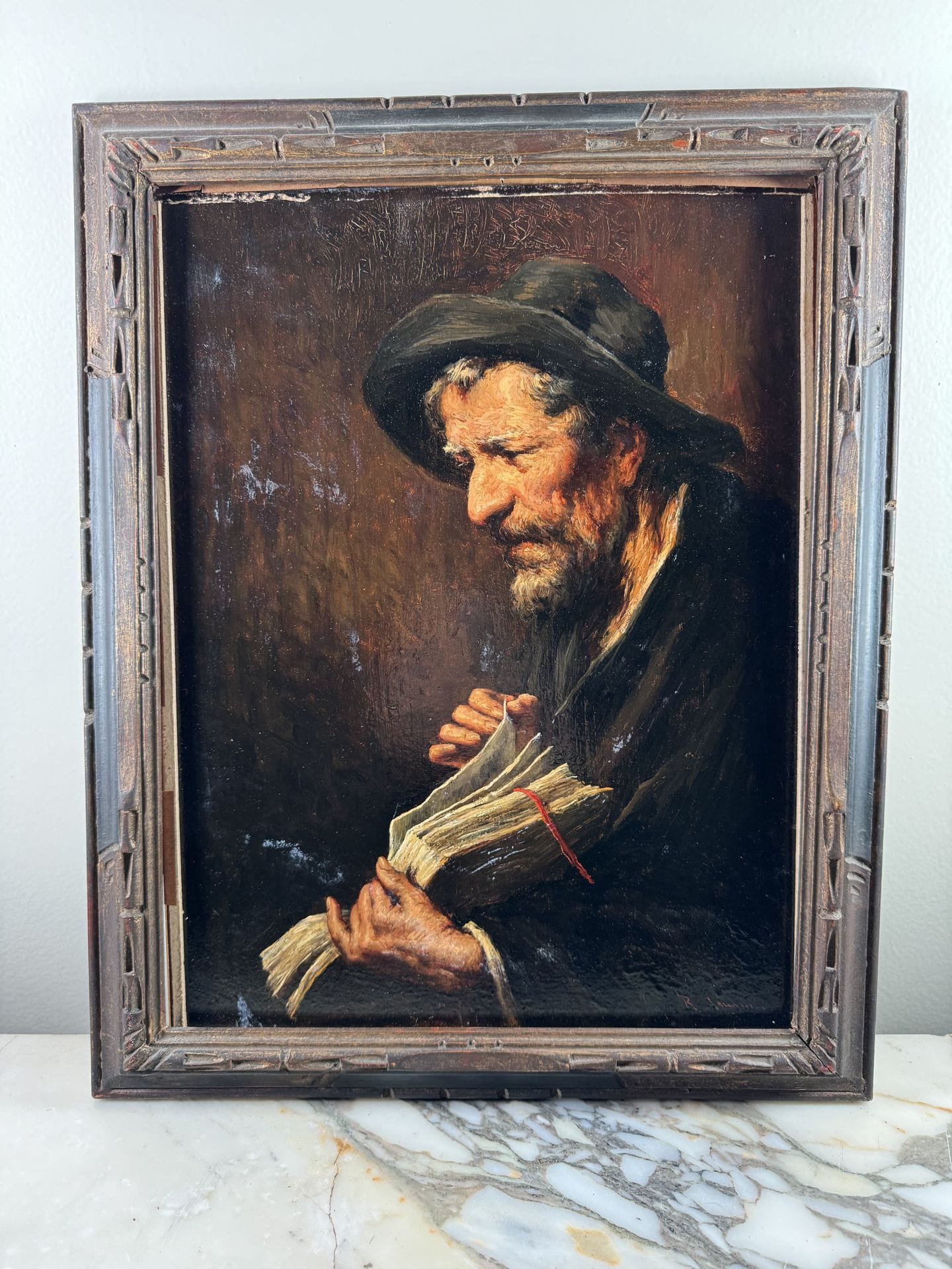 École française du XIXe siècle
Homme montrant un livre.
Huile sur panneau.
Signée en bas à droite  R. ANGUIER?
35 x 26,5 cm