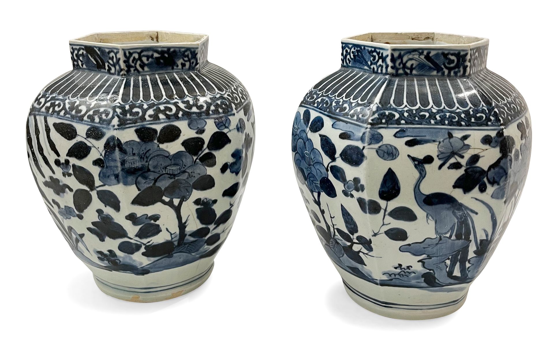 JAPAN, Arita
Pair of hexagonal porcelain vases with blue-white decoration of flowers and birds.
17th c.
H: 26 and 26.5 cm
Accents.
