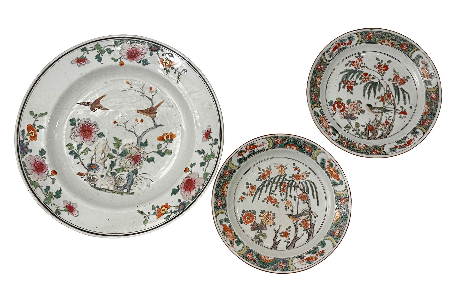 CHINE, Compagnie des Indes, famille rose et famille verte
Deux assiettes famille verte Epoque Kangxi (1661-1722) et un plat en porcelaine à décor polychrome de la famille rose. XVIIIe s.
Diamètre plat: 35,5 cm
Diamètre des assiettes: 23,5 cm
Cheveux, fêles et manques.