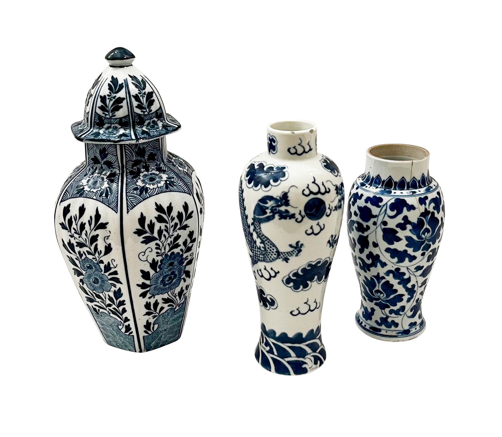 CHINE
Lot comprenant deux vases en porcelaine à décor bleu blanc
L’un à décor de fleurs et rinceaux.
XVIIIe s, Epoque Kangxi
Porte une marque à la feuille.
H: 18 cm 
Fêle au niveau du col et de la panse.

L’autre à décor de dragons poursuivant une perle
XVIIIe s.
H: 21,5 cm 
Eclats au niveau du col.

On y joint une potiche couverte à décor bleu blanc de fleurs et feuillages dans le goût de la Chine.
Delft, XXe siècle.
Porte une marque de Delft.
H: 27,5 cm 
Petits éclats à l’intérieur du couvercle.
