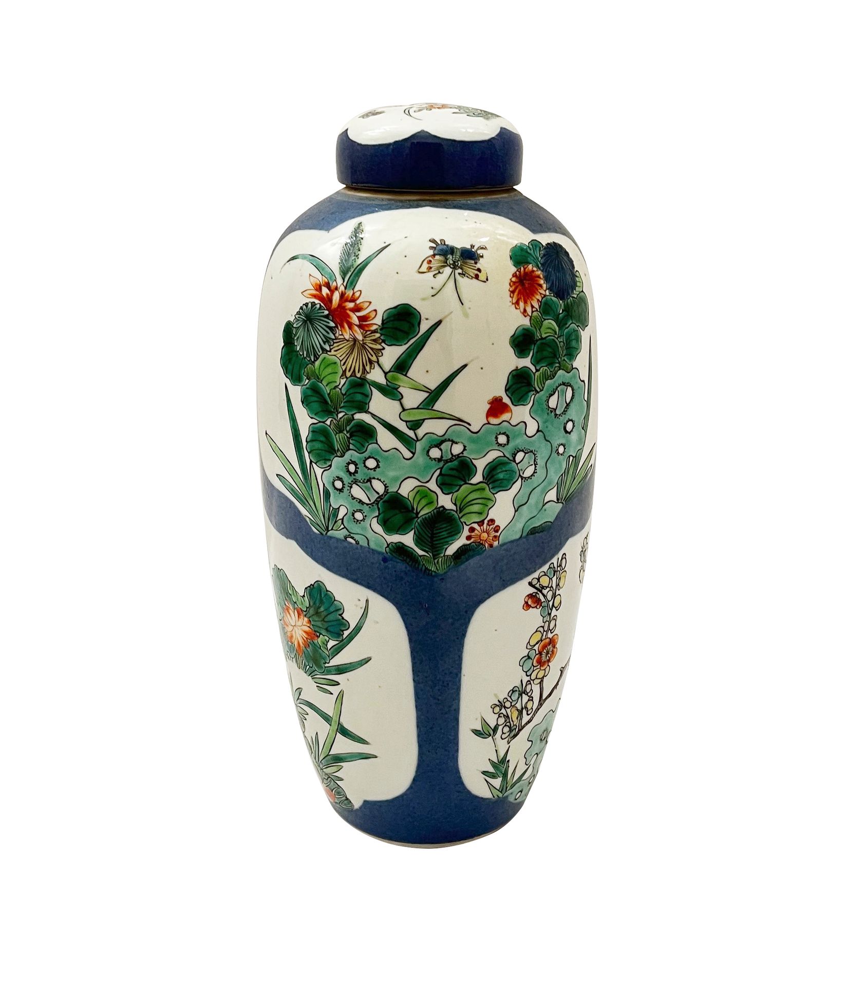 CHINE, style famille Verte
Pot couvert en porcelaine à décor polychrome de fleurs et d’animaux dans des encadrements. 
XIXe s.
H: 28 cm