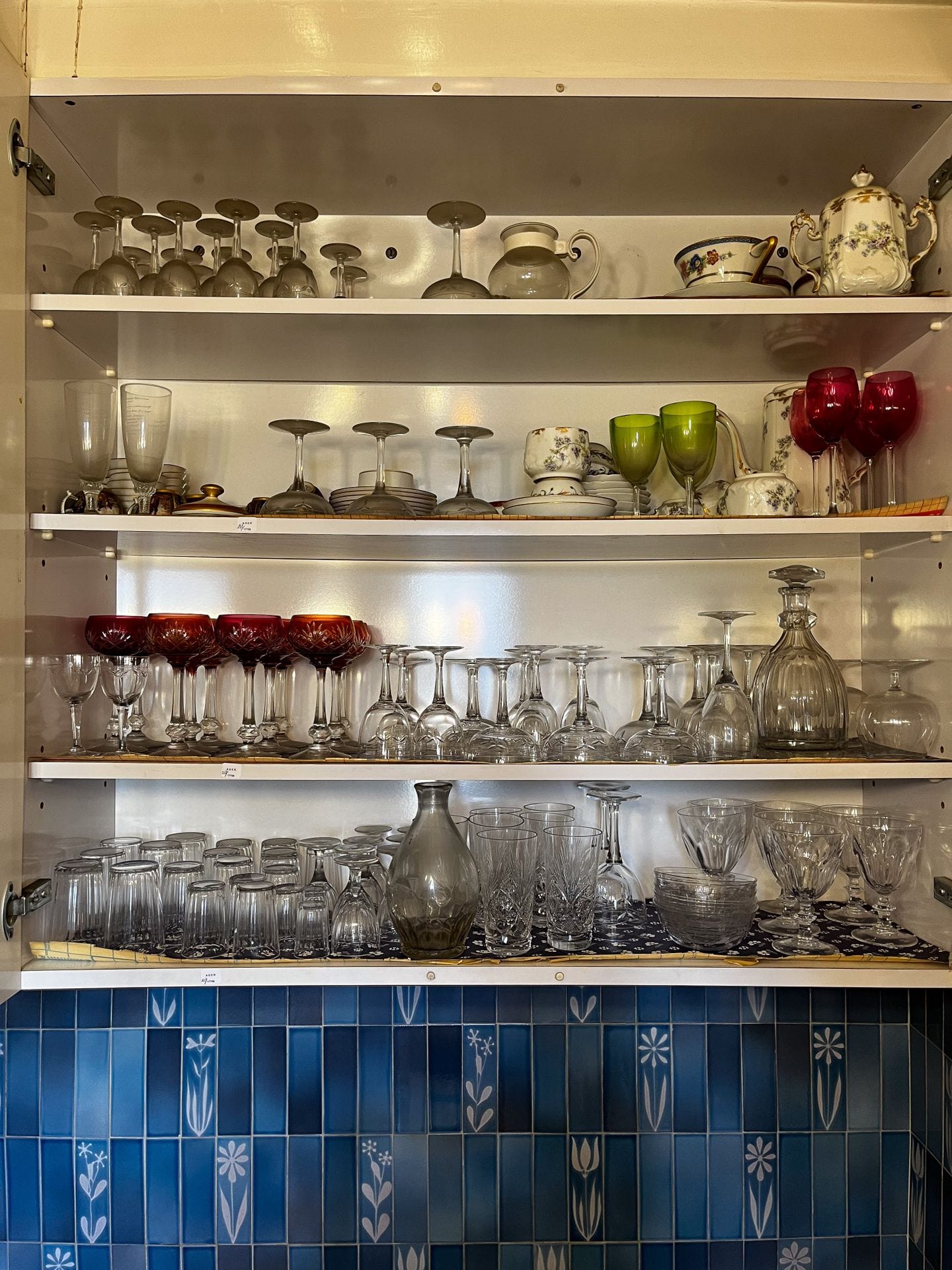 A large lot of glass, including colored and engraved glasses in the Baccarat style, champagne glasses, red and white wine glasses, stemmed glasses in imitation of the Harcourt model, crystal and cut glass water glasses, glass dishes, a carafe.