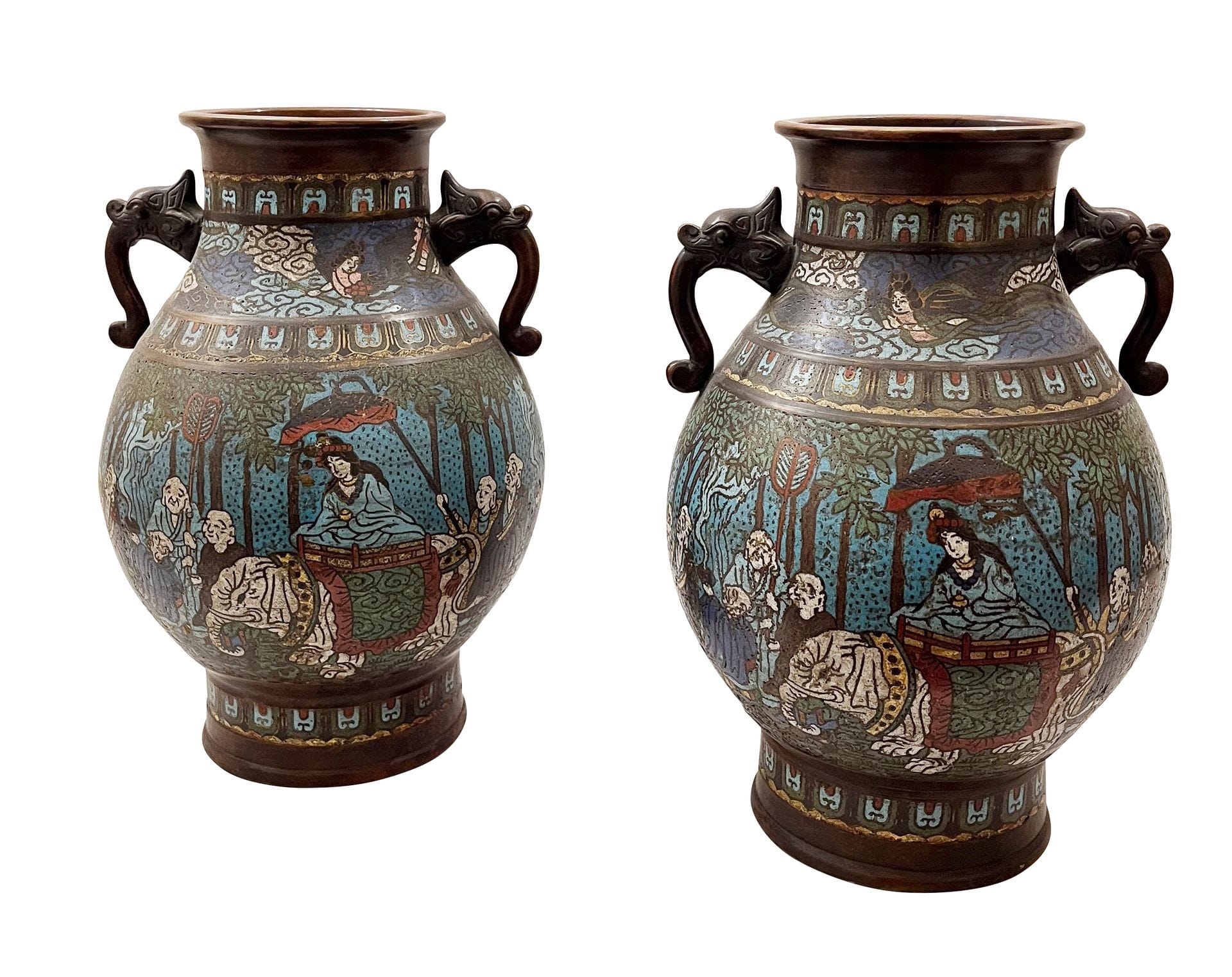 JAPON
Paire de vases en bronze à décor d’émaux cloisonnés figurant une parade sur un éléphant, les anses à tête de lézard à langue déployée. 
vers 1900.
H: 36 cm