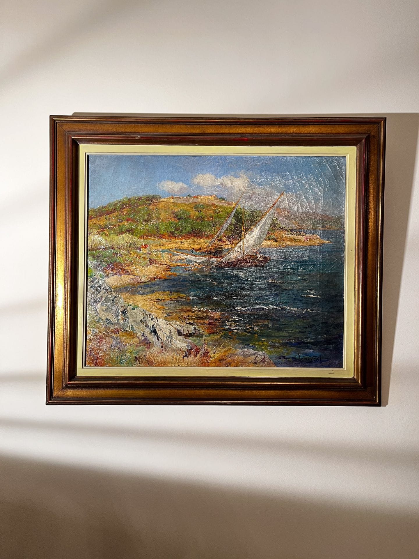 Lucien LAURENT-GSELL (1860-1944)
Bateaux amarrés en bord de mer
Huile sur toile.
Signée en bas à droite. 
Au dos, porte une étiquette «La citadelle de Saint Tropez»
50 x 61 cm