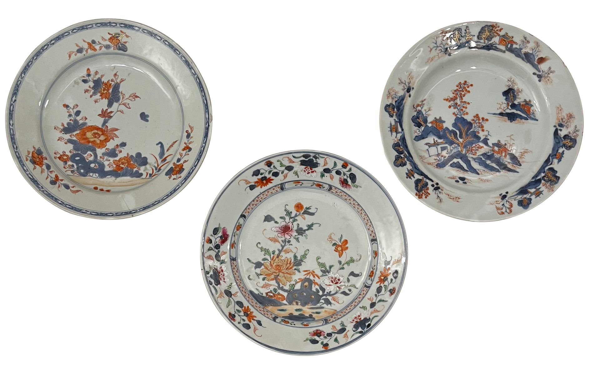 CHINA, IMARI and famille rose
Two IMARI plates, 18th c.
One famille rose plate, 18th c. 

D: from 22.5 to 23 cm 
Chips, accidents and missing pieces.