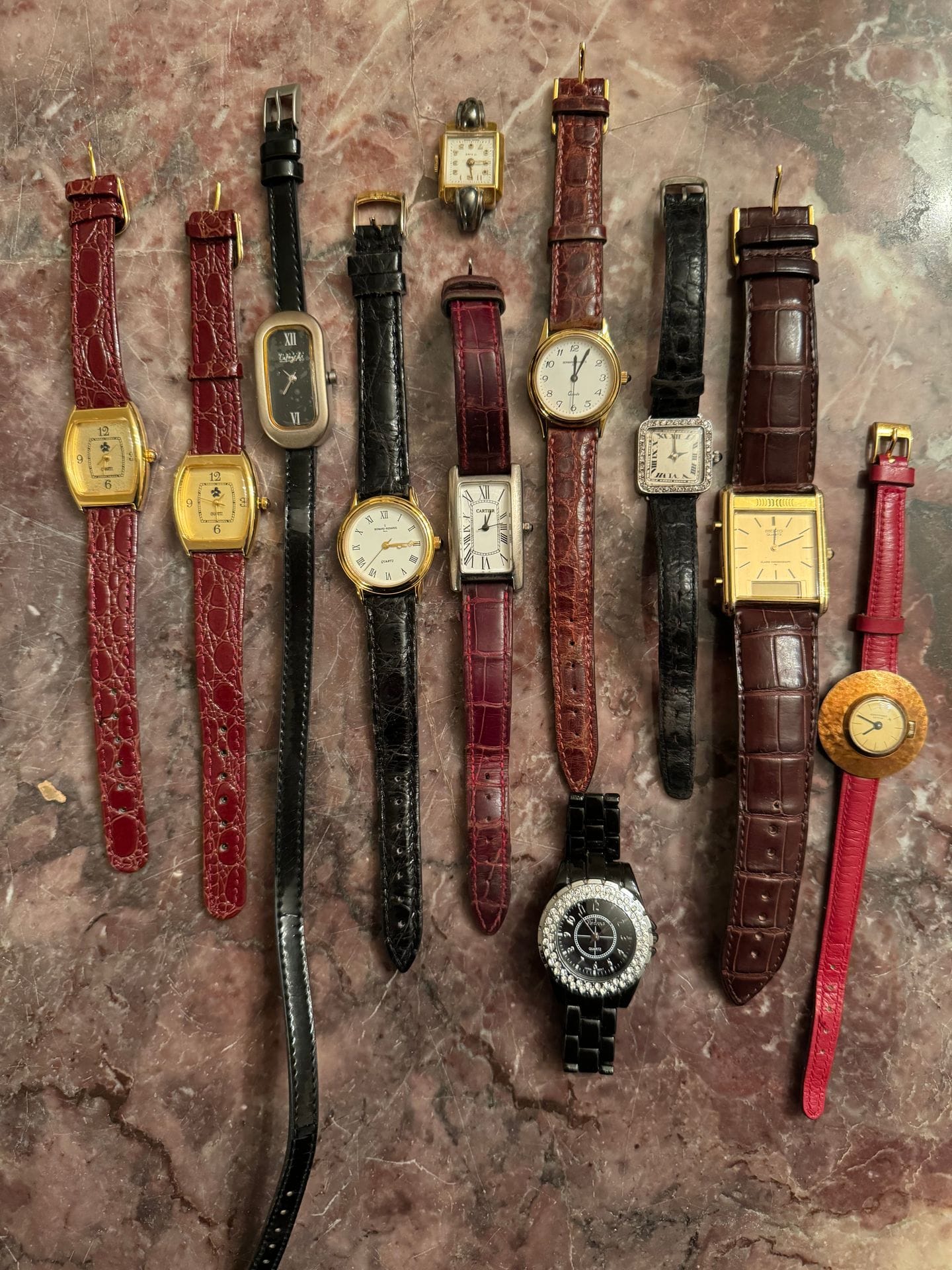 Lot de montres fantaisies, de deux pochettes Cartier et de bracelets.
En l’état.
