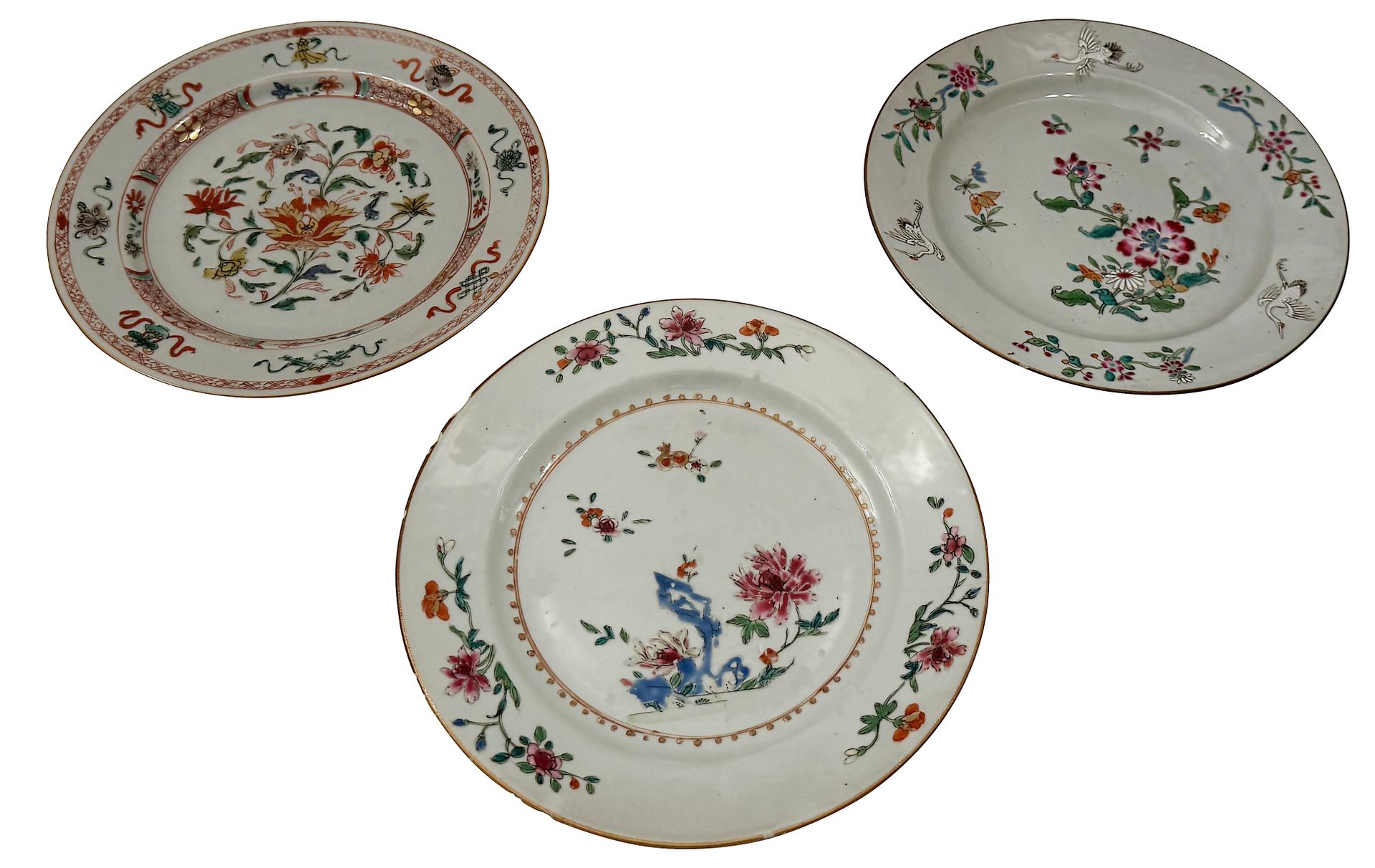 CHINE, Compagnie des Indes, Famille rose et Famille verte
Trois assiettes en porcelaine à décor polychrome de fleurs. 
XVIIIe s.
D: De 21 à 23 cm