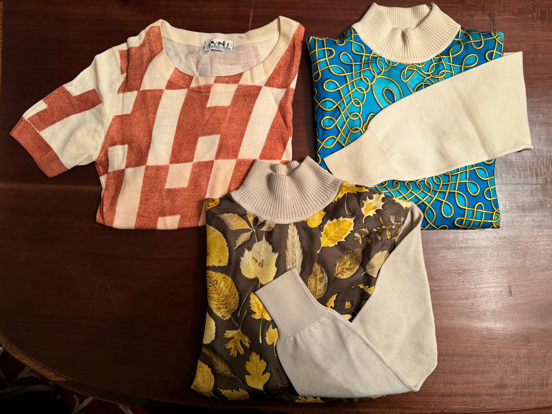 HERMES, LANVIN, DIOR, etc.
Lot de carrés et de pochettes en soie.
On y joint 3 pulls Hermès.
Epoques et états divers.