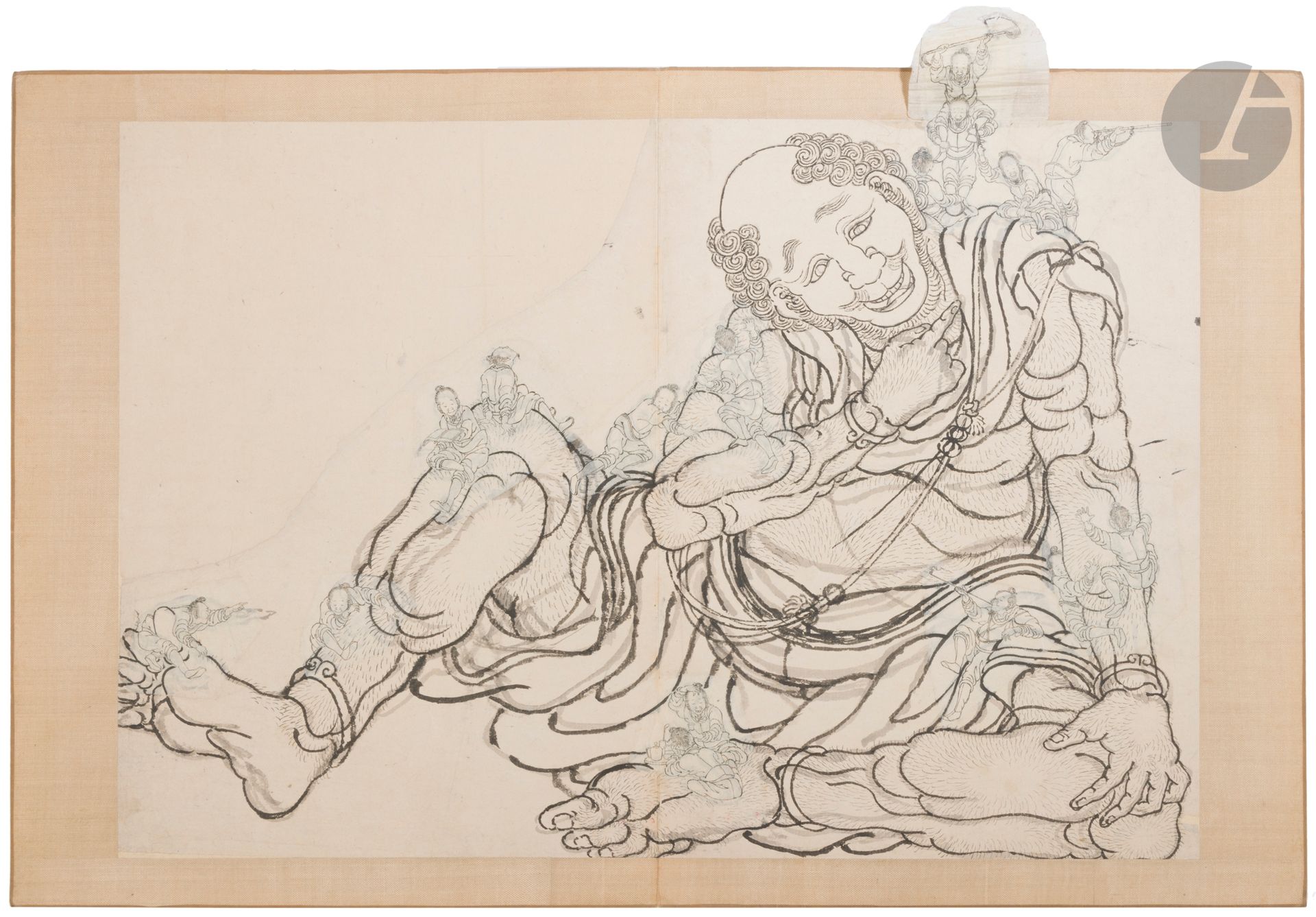 École de Hokusaï, pouvant être attribué à Totoya Hokkei, 魚屋北渓 (1780-1850), recueil de croquis, Japon, époque Edo, vers 1800/1830
Quatorze peintures à l’encre de Chine sur papier, reliées en album représentant divers personnages de légende. Onze croquis de combattants, probablement les héros du Suikoden, tirés du roman chinois du XIVe siècle « Au bord de l’eau ». Un croquis de Daruma méditant sur un tertre, un autre, sur une double page, représentant le géant Wasobyoye sur qui grimpent de petits personnages et, enfin, Fukurokuju, un des sept dieux du bonheur. Tous les dessins sont contrecollés sur carton avec un entourage en tissu. Deux sceaux rouges au début et à la fin de l’album. Couverture en tissu à décor floral.
43,3 x 32,5