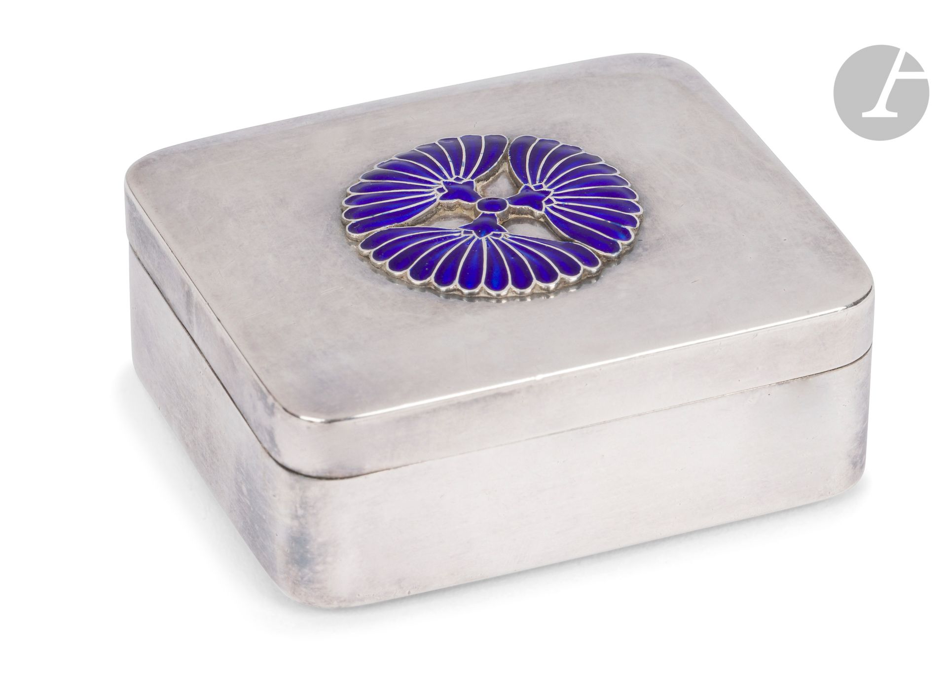 °Bonbonnière impériale en forme de boîte (armoirie de la maison du prince Arisugawa), probablement d’époque Meiji
Rectangulaire, en argent et émail cloisonné à décor en relief au centre du couvercle du mon de la famille Arisugawa constitué de trois fleurs de chrysanthèmes. Poinçon Tokyo Kobayashi sei - 東京小林製 - « Fait par la maison Koabayashi à Tokyo ».
4,5 x 5,3 cm ; poids brut : 51 g
 
Bibliographie :
Sensu Tadashi [dir. de la rédaction], Imperial Silver Bonbonnières, Abepublishing (皇室のボンボニエール　監修：扇子忠　発行者：阿部 出版), p. 66, n°146.
