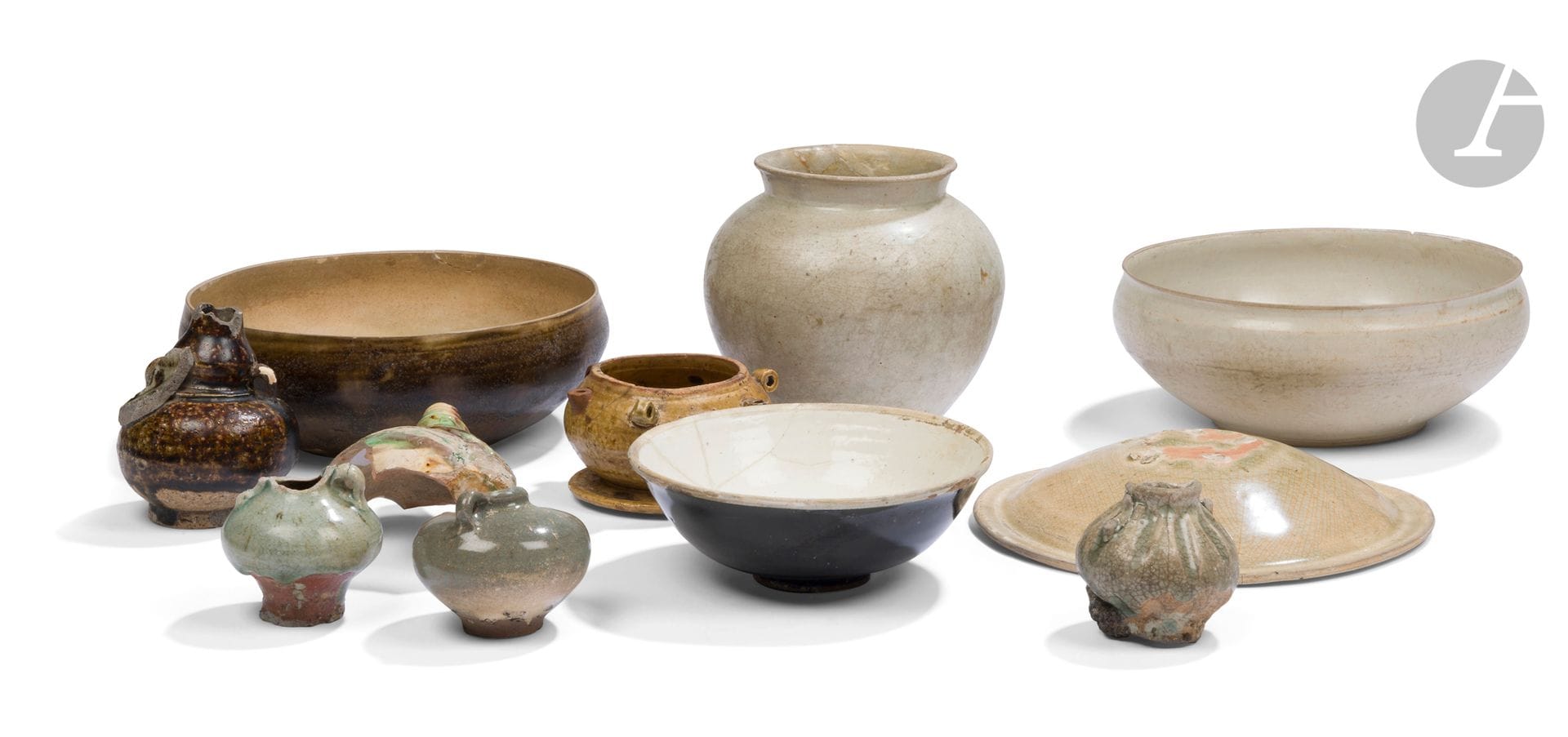 Onze céramiques, Asie du Sud-Est, Sawankhalok, Vietnam, Chine, XIIe-XVIe siècles
- Quatre petites jarres à anses à couverte céladon et brune ; - une jarre ovoïde et une coupe à base plate toutes les deux à couverte crème et bord évasé ; - une coupe en grès à couverte brune et beige à fond plat non émaillé ; - un fragment en grès à couverte brune, verte et ocre à décor d’une fleur et d’un motif décoratif moulé ; - un bol à couverte noire à l’extérieur et crème à l’intérieur ; - un couvercle à couverte céladon craquelé ; - un petit pot sur piédouche à couverte ocre-verte muni de quatre petites anses et trois orifices tubulaires autour du bord extérieur.
H. de 6 à 13 cm ; diam. de 9,5 à 19,5 cm
On y joint des gouaches et des descriptifs de l’ancien collectionneur, Monsieur Francis Barillet.

Provenance : 
Ancienne collection Francis Barillet.