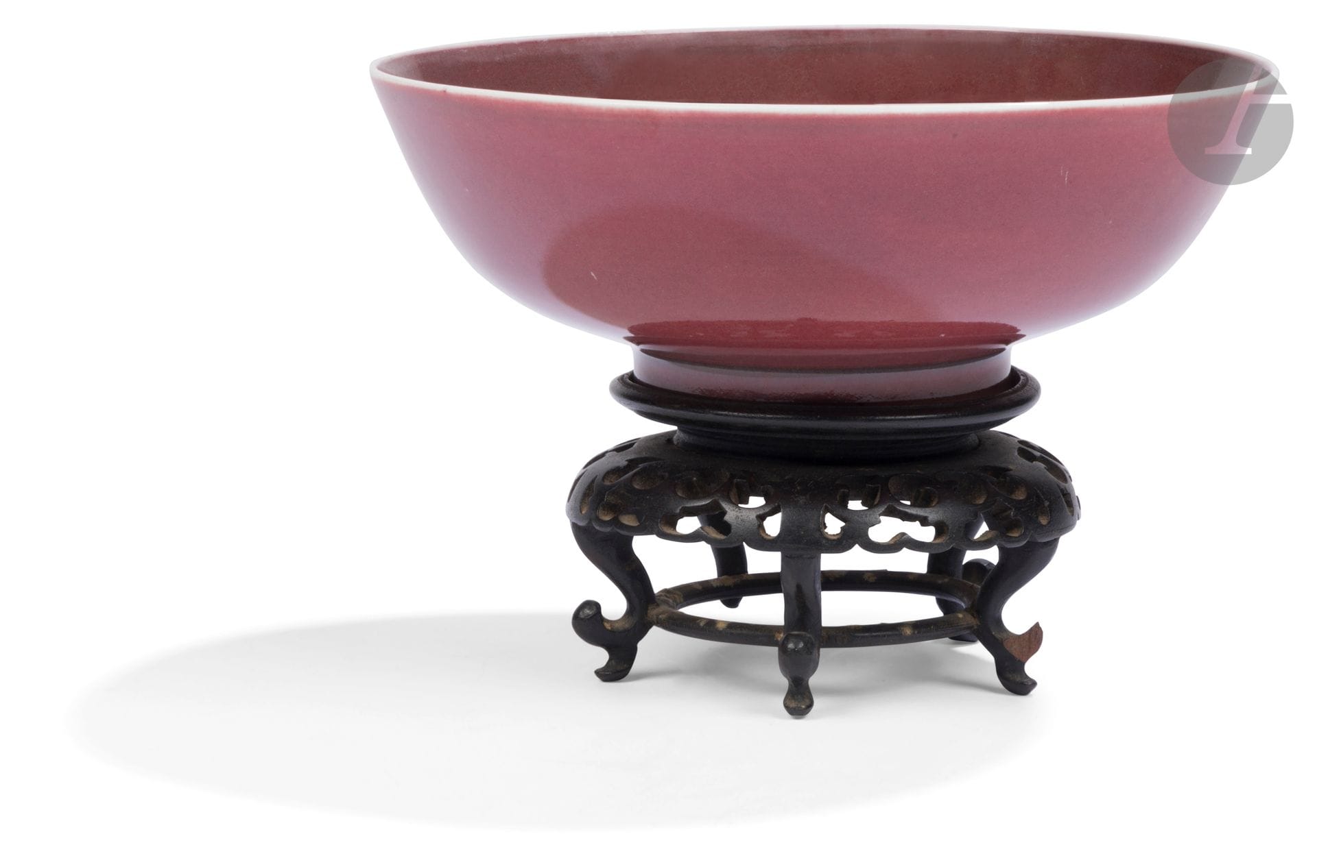 Monochrome porcelain bowl with mullet liver, China, 18th - 19th century
Covered in a beautiful purple glaze, the bowl is slightly flared and rests on a small straight foot. The rim and base are glazed in white.
Height: 7.5 cm; diameter: 19 cm 
A fel. Openwork wooden base.