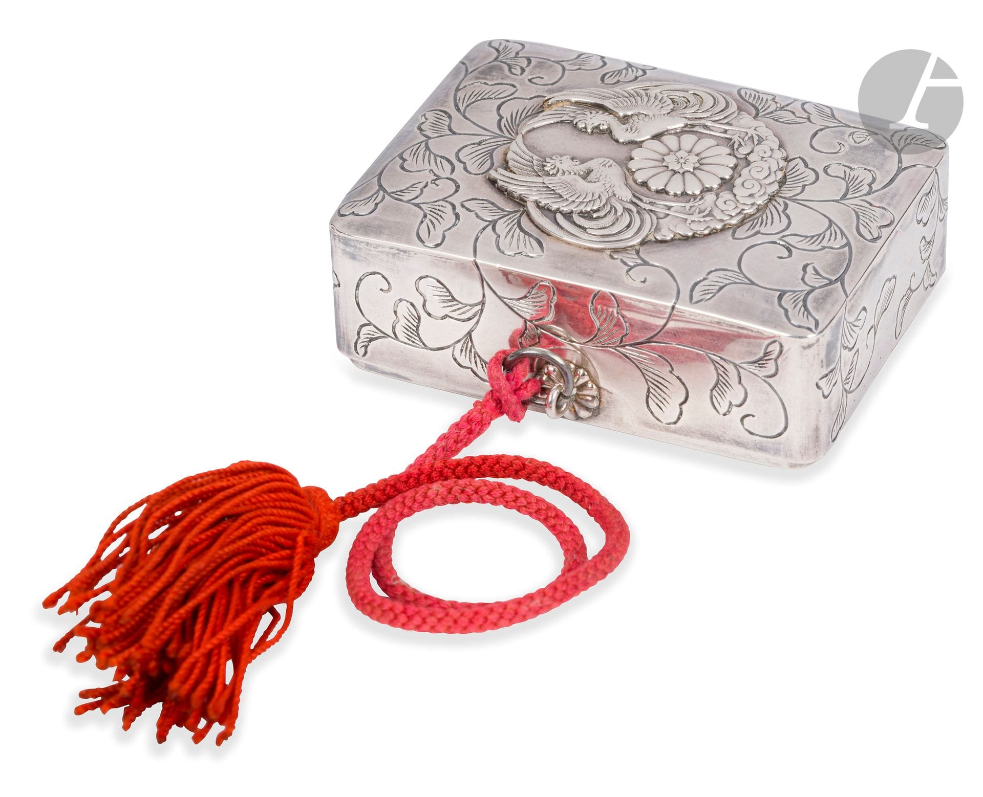 °Bonbonnière impériale en forme de boîte (armoirie de la maison du prince Fushimi), probablement d’époque Meiji (1868-1912)
Rectangulaire, en argent ciselé de rinceaux et à décor en relief de deux hoho entourant une variante du kikumon, qui est le mon de la famille Fushimi no Miya - 伏見宮 - « Branche de la famille impériale ». Rare modèle avec des phénix. Pas de poinçon.
3,7 x 4,9 cm ; poids brut : 51 g 
Manque un cordon de fermeture.

Pour un modèle similaire sans les rinceaux :
Sensu Tadashi [dir. de la rédaction], Imperial Silver Bonbonnières, Abepublishing, (皇室のボンボニエール　監修：扇子忠　発行者：阿部 出版), p. 70, n° 156.