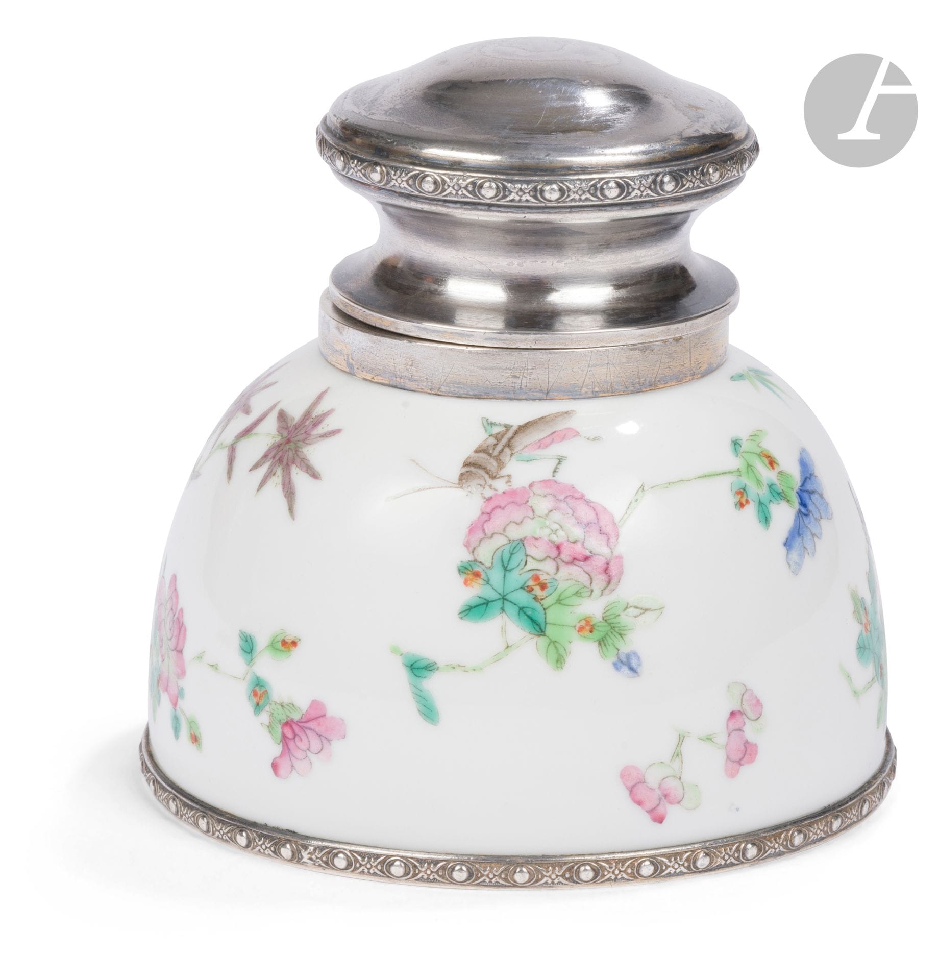 Lave-pinceau en porcelaine monté en encrier, Chine, fin XIXe siècle
De forme hémisphérique en porcelaine blanche émaillée sur couverte dans le style de la famille rose de fleurs et insectes. Au-dessous, une marque Daoguang sigillaire en rouge sur couverte, entourée de cinq petites pernettes. Monté en encrier en Europe. La monture en argent est constituée d’une fine bande à la base, à décor en léger relief de perles et motifs géométriques et d’une monture au col avec charnière. Le couvercle est bombé et orné d’une fine bande du même décor que la base.
Hauteur (sans couvercle) : 6,4 cm ; poids : 54 g
Accident à la charnière, très léger fel au col.