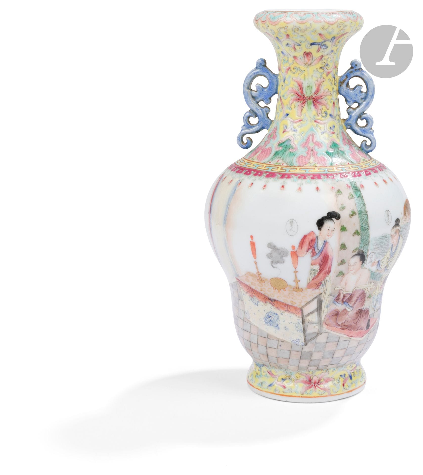Vase en porcelaine émaillée dans le style de la famille rose à décor de Yue Fei se faisant tatouer le dos, Chine, XXe siècle
La panse à décor d’une scène montrant le général Yue Fei agenouillé à moitié dénudé en train de se faire tatouer dans le dos la phrase : 精忠报国 - « offrir à son pays une loyauté sans faille, par sa mère ». Celle-ci est assistée d’un enfant tenant les ustensiles nécessaires. Face à eux, se tient une femme debout près d’une console où fume un brûle-parfum. Au second plan, le soleil dans les flots. Une inscription dans un cartouche ovale identifie chaque personnage. Une longue calligraphie orne l’autre moitié de la panse dont le titre 刺字教忠 - cì zì jiào zhōng peut se traduire par « l’enseignement de la loyauté par les caractères tatoués ». L’épaulement est décoré d’une frise de fleurettes et de grecques. Des feuilles en forme de tête de lingzhi et des fleurs de lotus stylisées sur un fond jaune ornent le col flanqué de deux anses ajourées en forme de rinceaux émaillés en bleu. Le bas du vase reprend un motif de fleurs de lotus. A la base une marque apocryphe incomplète de Qianlong en zhuanshu.
Hauteur : 23,5 cm
Percé.

L’expression 刺字教忠 - cì zì jiào zhōng est souvent associée à Yue Fei, général de la dynastie Song, connu pour son patriotisme et sa loyauté envers son pays. Selon la légende, Yue Fei aurait tatoué ces quatre caractères sur son dos pour se rappeler constamment de l’importance de la loyauté envers son pays et de son devoir envers l’empereur.