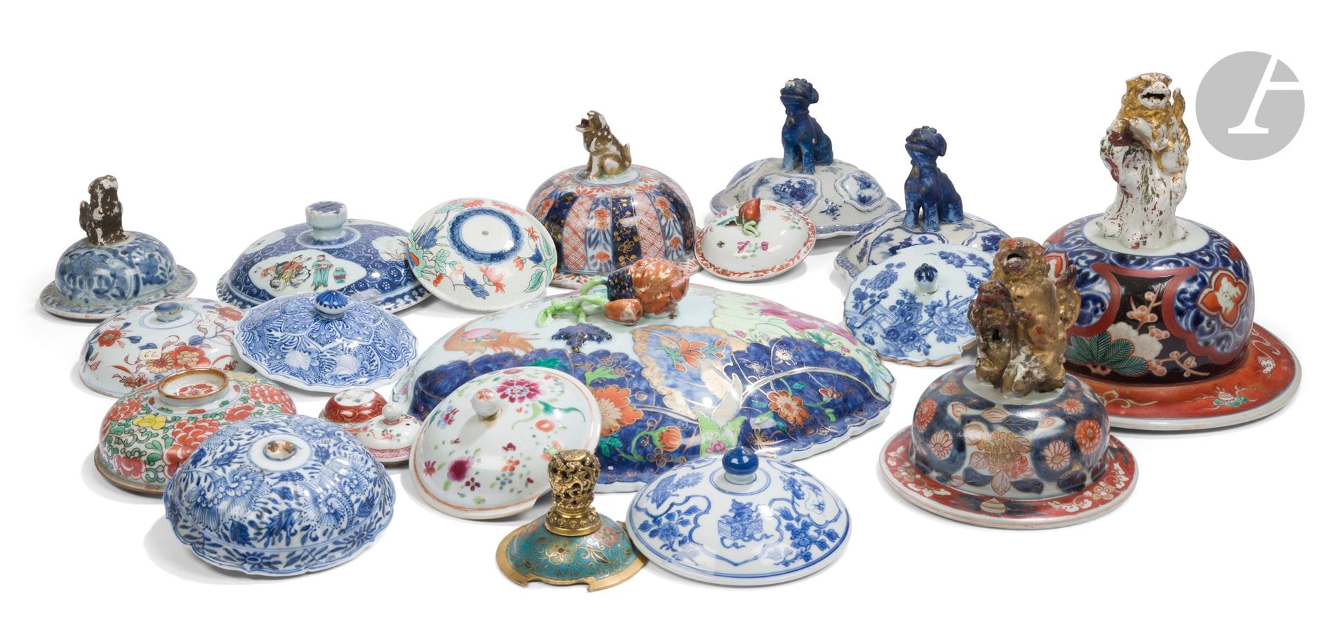 19 couvercles en porcelaine et 1 en émaux cloisonnés, Chine et Japon, XVIIe - XVIIIe et XIXe siècles
- Dix couvercles de pièces de forme en porcelaine de la Compagnie des Indes émaillés famille rose, Imari et bleu sous couverte, l’un d‘une grande terrine à décor « feuilles de tabac » ; - un couvercle émaillé rouge et vert d’époque Transition; - quatre couvercles de vases bleu et blanc d’époque Kangxi, trois couvercles Imari, Japon, surmontés d’un chien de Fô ; - un couvercle de la manufacture de Samson ; - un couvercle de brûle-parfum en émaux cloisonnés avec un bouton de préhension ajouré orné de chauves-souris dans les nuages et d’un signe shou, époque Jiaqing.
Longueur : de 4,6 à 31,5 cm
Restaurations et fêles.