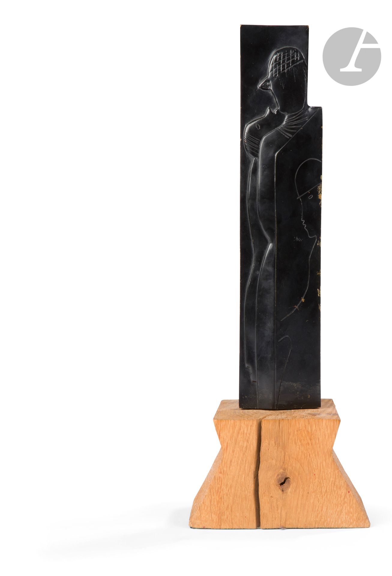 Jean LAMBERT-RUCKI (1888-1967)
Couple enlacé, d’après un modèle conçu vers [1927]
Epreuve en bronze patiné.
Fonte d’édition post-mortem.
Signée au dos. La marque d’éditeur JDV. Cachet de la fonderie La Plaine - Numéroté 3/8.
Base en bois.
(Rayures à la patine, chocs sur le tranche).
Hauteur du bronze : 29 cm