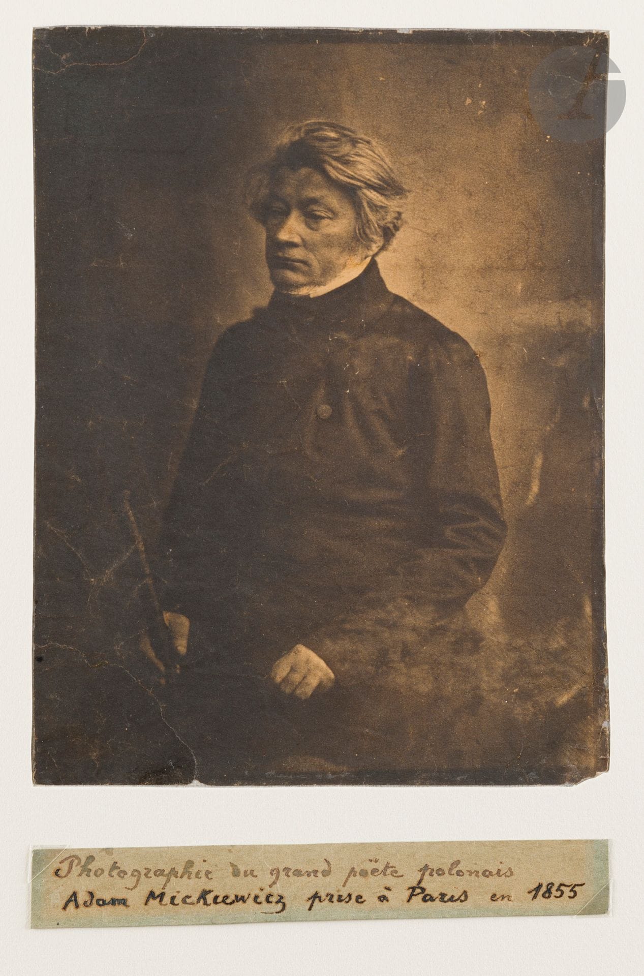 Michał Szweycer (1809-1871)
Adam Mickiewicz, 1853
Épreuve sur papier salé ciré. Annotations manuscrites et date sur étiquette d’époque rapportée. Tampon illisible dans la partie supérieure gauche de l’image.
20 x 15 cm

Michal Szweycer émigre à Paris après le soulèvement de novembre 1830, où il se lie d’amitié avec Adam Mickiewicz, un des plus grands poètes polonais, patriote, «le pèlerin de la Liberté» (ainsi statufié par Bourdelle dans le 8ème arrondissement de Paris). C’est justement avec une canne, symbolisant un baton de pelerin, que Szweycer l’immortalise en 1853. L’image est récupérée ensuite par Félix Nadar, avec qui le photographe polonais collabore pendant quelque temps. L’épreuve sur papier albuminé, conservée au Musée d’Orsay (PHO 1991 2 22) et signée Nadar et Michel (pour Michal), témoigne des liens entre les deux hommes. L’utilisation (et la retouche) de cette image par Nadar poussera Szweycer à lui faire un procès, dont témoigne un article dans Le Droit: Le Journal des Tribunaux du 5 janvier 1860: «La Septième chambre du Tribunal correctionnel était saisie aujourd’hui d’une plainte en contrefaçon formée par M. Michel Szweyer (sic), photographe, contre M. Tournachon, plus connu dans le monde artistique sous le nom de Nadar. M. Michel Szweyer, photographe polonais et propriétaire d’un portrait photographié du célèbre poète polonais Adam Mickiewicz, décédé depuis quelques années, a fait reproduire ce portrait par M. Tournachon-Nadar. Suivant M. Michel, l’autorisation donnée à M. Nadar était spéciale et limitée à ces deux conditions de ne pas le publier séparément, mais seulement dans la collection des contemporains, éditée par M. Nadar, et en outre, de revêtir des deux signatures: Michel et Nadard (sic), tous les exemplaires vendus.». (source: Le Droit : journal des tribunaux | 1860-01-05 | Gallica (bnf.fr)).
Un portrait photographique signé Szweycer et daté 1853 est conservé au musée de la Littérature à Varsovie, un autre à la Bibliothèque nationale polonaise (F.11947).

Bibliographie : 
Leonard Sempolinski, “Michal Szweycer (1809-1871), fotograf Adama Mickiewicza” dans Fotografia, octobre 1962, pp. 235-238.

Nous remercions le Cabinet Antoine Romand d’avoir expertisé ce lot.

Michał Szweycer, fotografia (papier solny woskowany), portret Adama Mickiewicza, 1835.