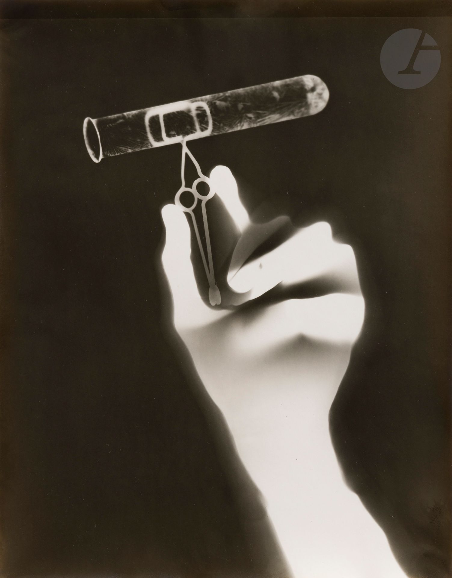 Gene Fenn (1911-2001) 
Hand and test tube [photogram], c. 1940. 
Vintage silver print. 
35.5 x 28 cm. 

Provenance: Gene Fenn Collection.