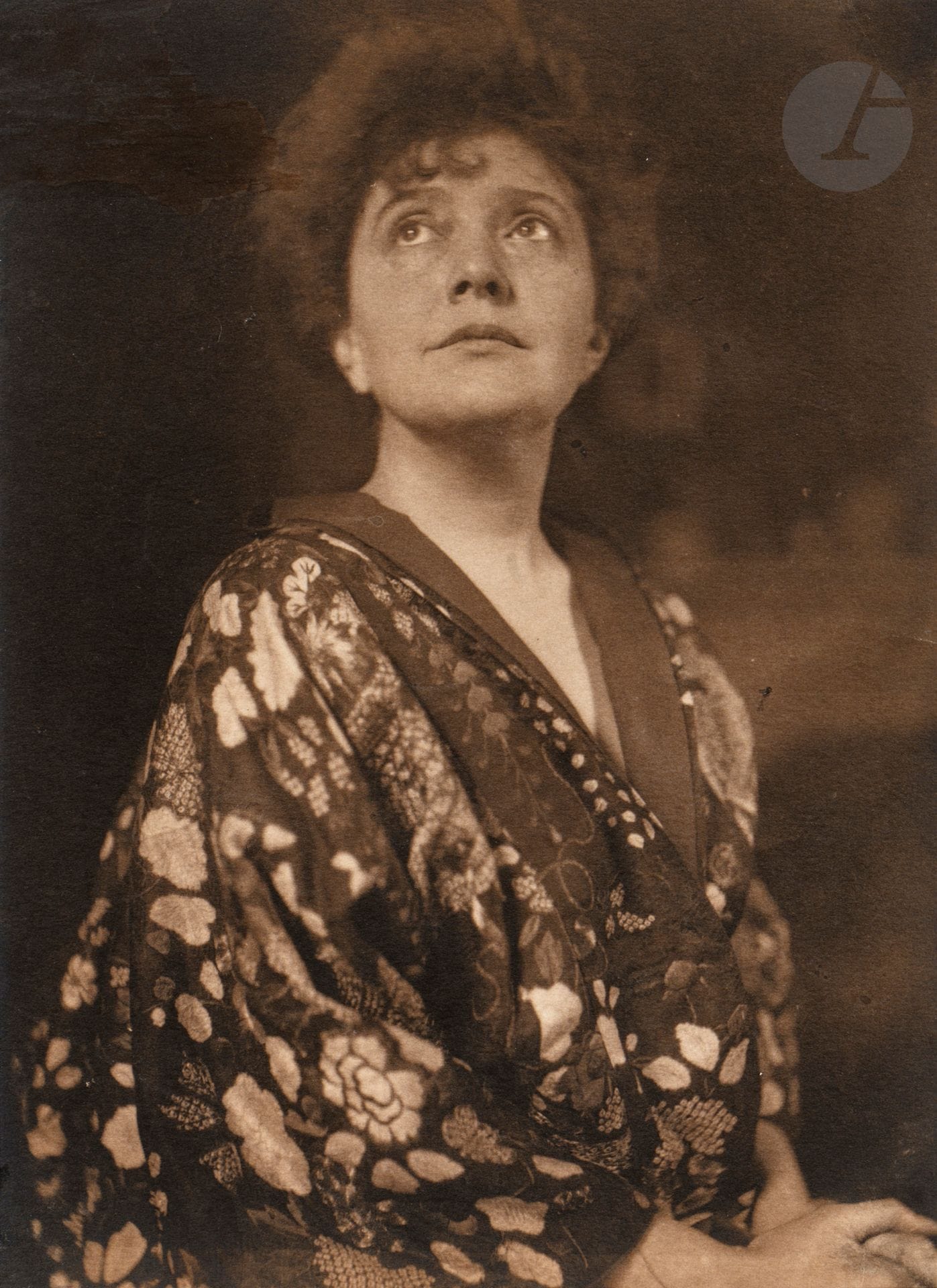 Gertrude Käsebier (1852-1934)
Portraits [jeune femme en kimono ; femme et enfant regardant un livre], c. 1899-1900.
Une épreuve au platine et une épreuve argentique d’époque, montées sur cartons. 
19,5 x 14,5 et 22 x 16 cm

Bibliographie : 
Harry H. Lunn Jr., Peter Galassi, Photo-Secession, Catalogue 6, Lunn Gallery - Graphics International Ltd., Washington, 1977, n°176 et 179, pp. 84-85.