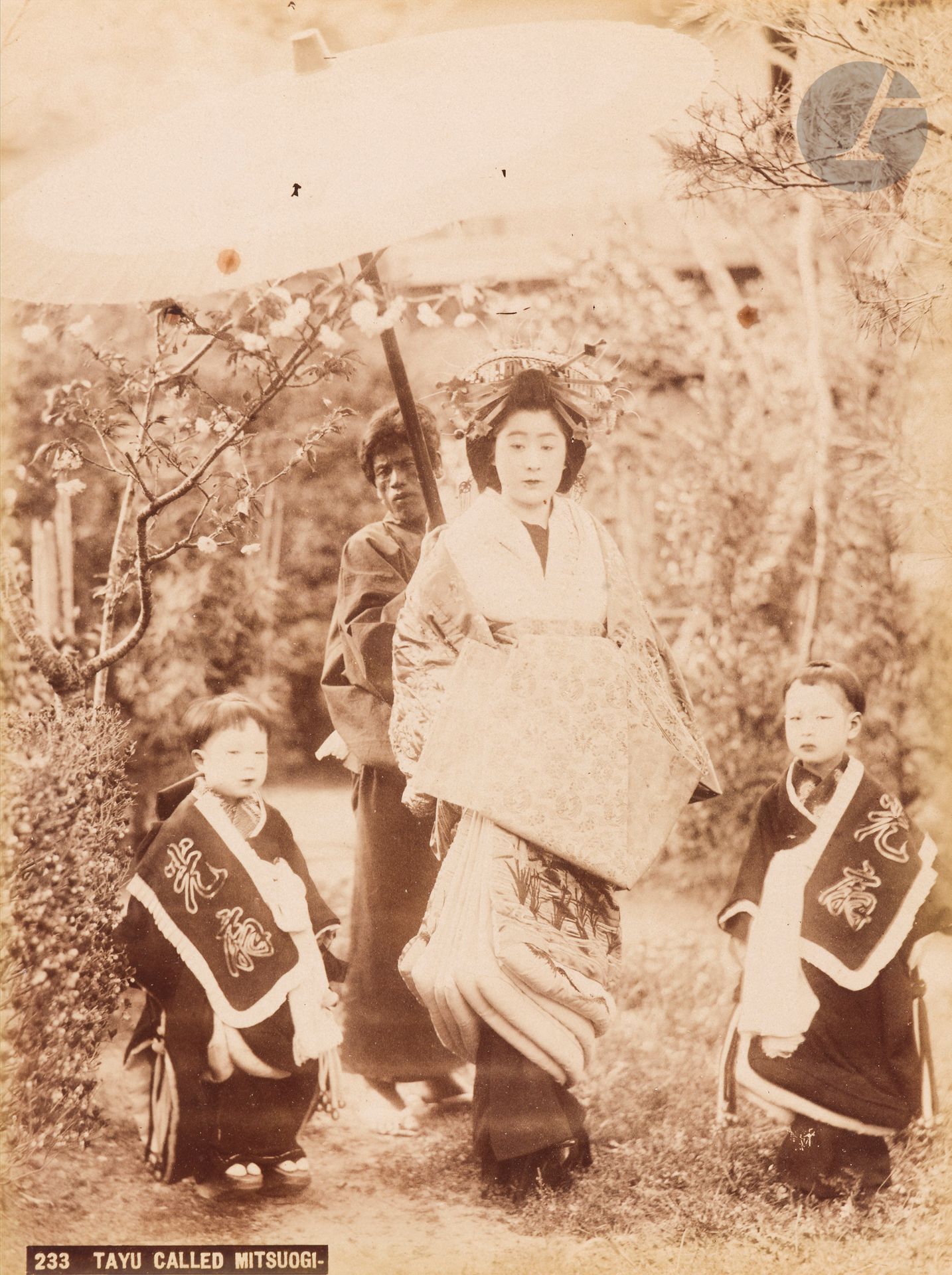 Unidentified photographers 
China y Japan, 1903. 
China. Chinese woman with bandaged feet. Shanghai. Tea houses in Shanghai. Chaise à porteurs. Cart. Procession. 
Japan. Kyoto. Cemetery. Chion-in Temple. Large bell. Kinkaku-ji temple. Rapids at Hozu. Nikko. Yasaka pagoda. Nara. Japanese women bathing. Courtesan. 
Album in-4, bound in brown half-maroquin with corners and gilt-lettered title label, comprising 36 albumen prints, mounted on card. Legends and negative numbers in bands at the bottom (for the Japan part). 
Average size of prints: 21 x 27 cm