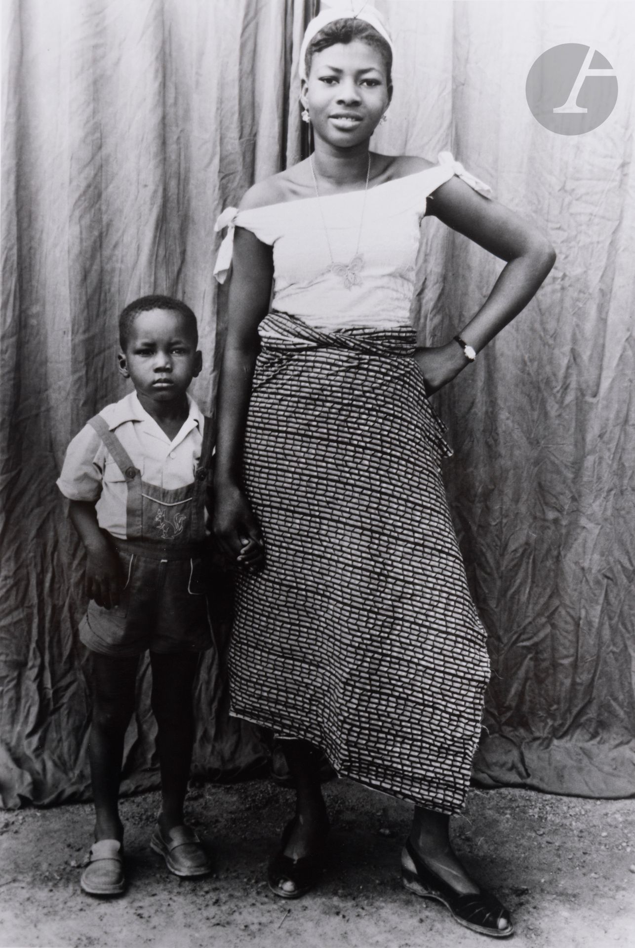 Seydou Keita (1921-2001)
Sans titre [mère et son fils], 1952-1955. 
Épreuve argentique (1995), signée et datée à l’encre dans la marge en bas. 
Image : 36 x 24,3 cm / Feuille : 40,5 x 30 cm