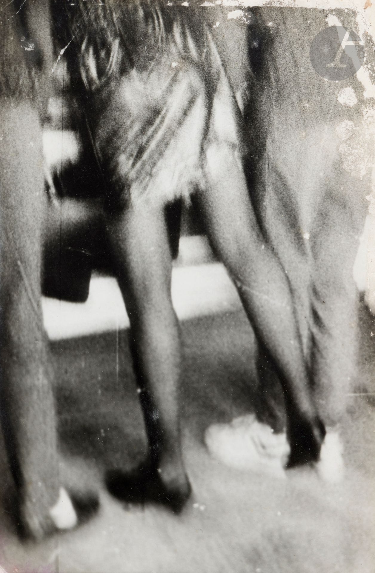Miroslav Tichy (1926-2011) 
Sans titre [robe et jambes], c. 1960-1970. 
Épreuve argentique d’époque. 
17 x 13 cm - cadre 

Provenance : 
Ancienne collection Jiří Olič (écrivain et critique tchèque).