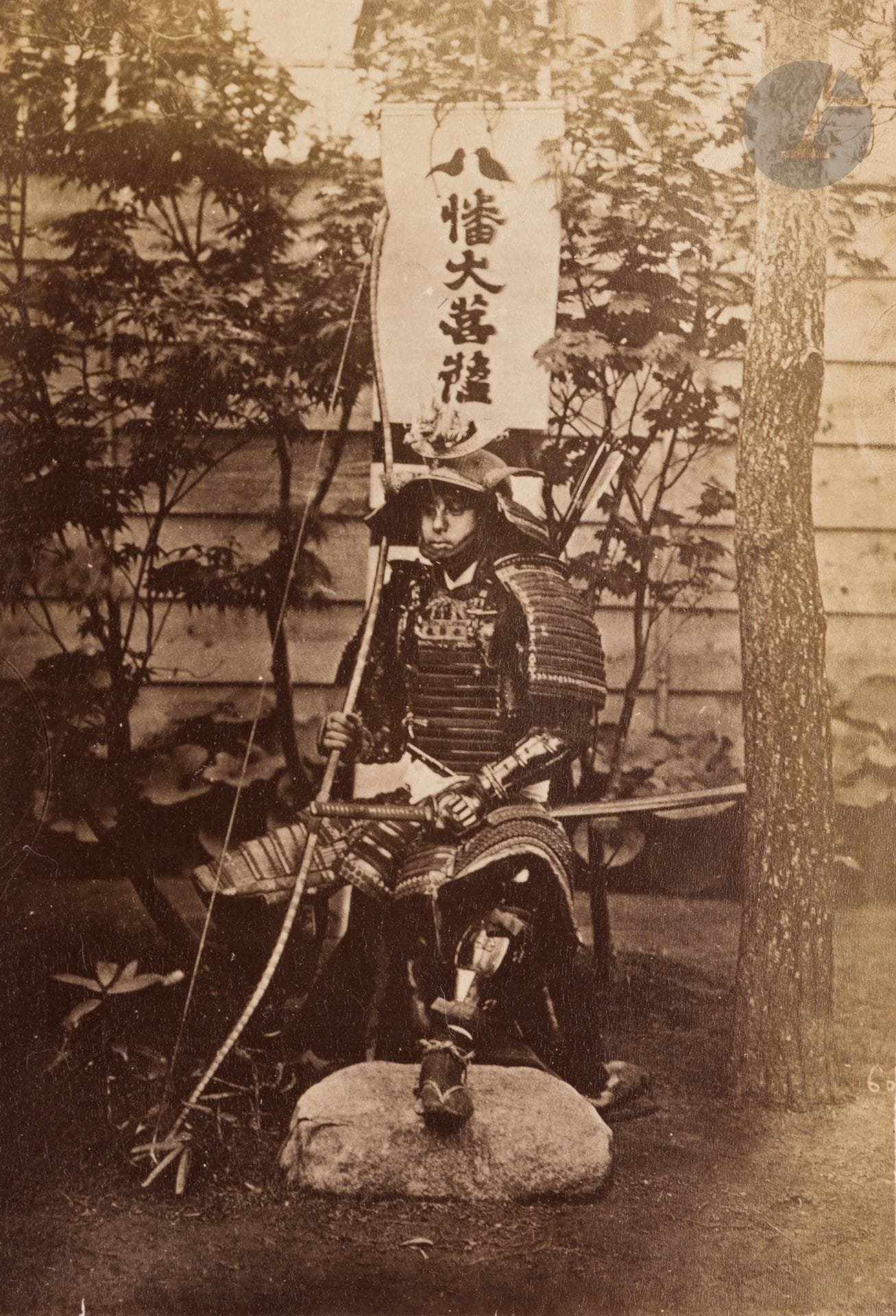 Felice Beato - Uchida Kuichi - Kusakabe Kimbei et divers
Japon, c. 1860-1880. 
Geishas. Prêtres. Pagodes. Confection d’éventails. Samouraïs. Daimyos. Vanniers. Musiciennes. Marchands ambulants. Aïnous. Archers. Enfants. Processions. Fabricants d’ombrelles. Chaise à porteurs. Kago. Cuisinière. Cérémonie du thé. Kitsuke. Travaux agricoles. Toilette. Leçon d’écriture. Acteurs. 
Album in-4 oblong, reliure en leporello (plats détachés), composé de 100 épreuves sur papier albuminé (contretypes c. 1880) contrecollées sur cartons. 
Format moyen : 9 x 13,5 cm