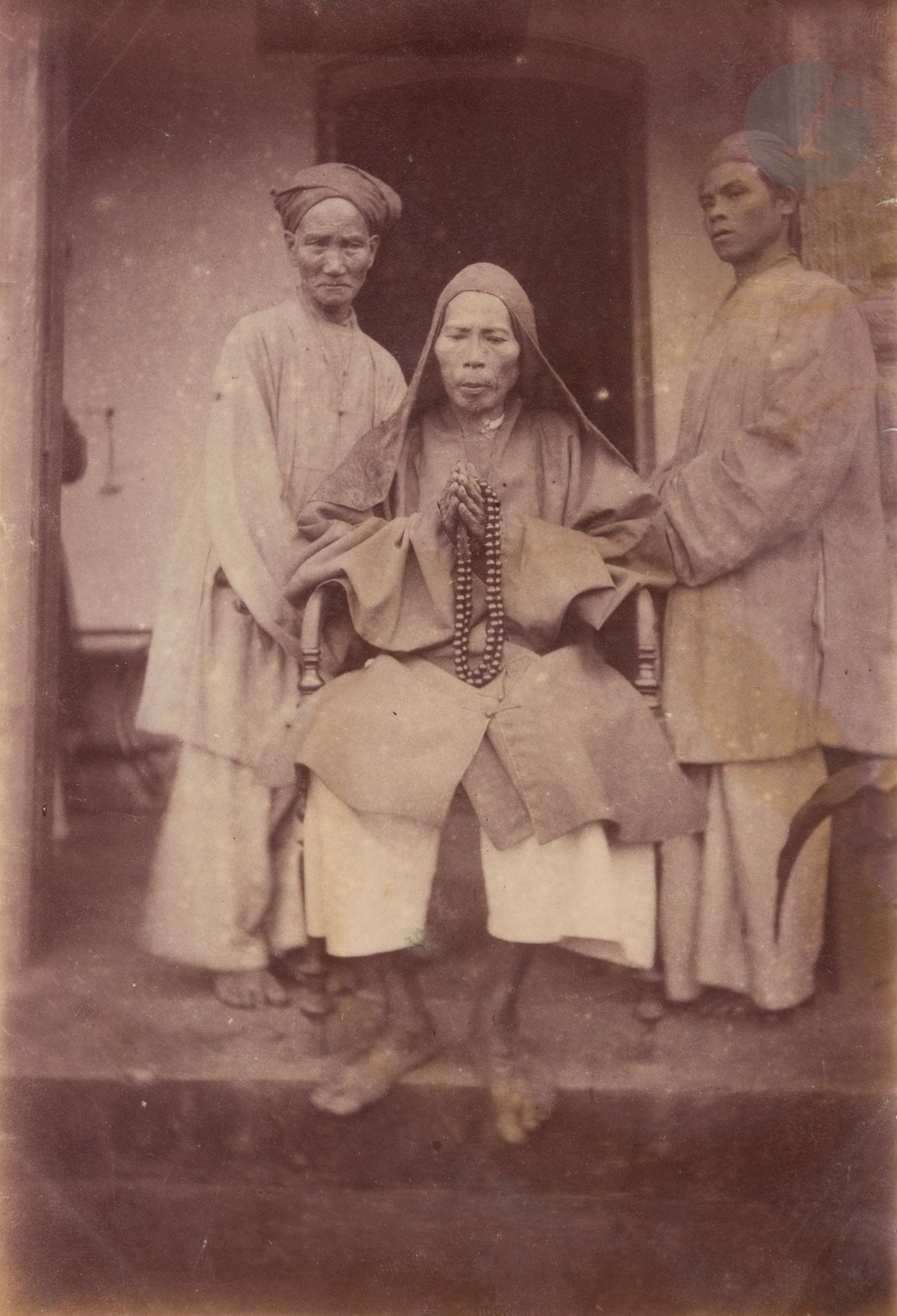 Photographe non identifié 
Indochine, c. 1886. 
Bonze en prière. Femmes tonkinoises. Tong Doc (gouverneur) de Vinh. Tong Doc (gouverneur) de Sontay. Moïs. Prisonniers Moïs. Guerriers Moïs. Brouette annamite. Sampans. Annamites. Cuisinier et son apprenti. Luan Bo de Vinh. Lettrés. Léopard. Pagodes. Porte chinoise. Manguiers abattus par un typhon. Roue hydraulique. Citadelle de Sontay. Ponts couverts. Dong Hoi. Phu Quan. Théâtre annamite. Citadelle de Binh-Dinh. 
42 épreuves sur papier albuminé, insérées par les coins sur feuillets. Nombreuses légendes à la mine de plomb sur les montages en bas. 
Formats : de 11,5 x 8,3 à 17,3 x 11,7 cm 

On joint une épreuve sur papier albuminé contrecollée sur carton et une épreuve argentique d’époque.