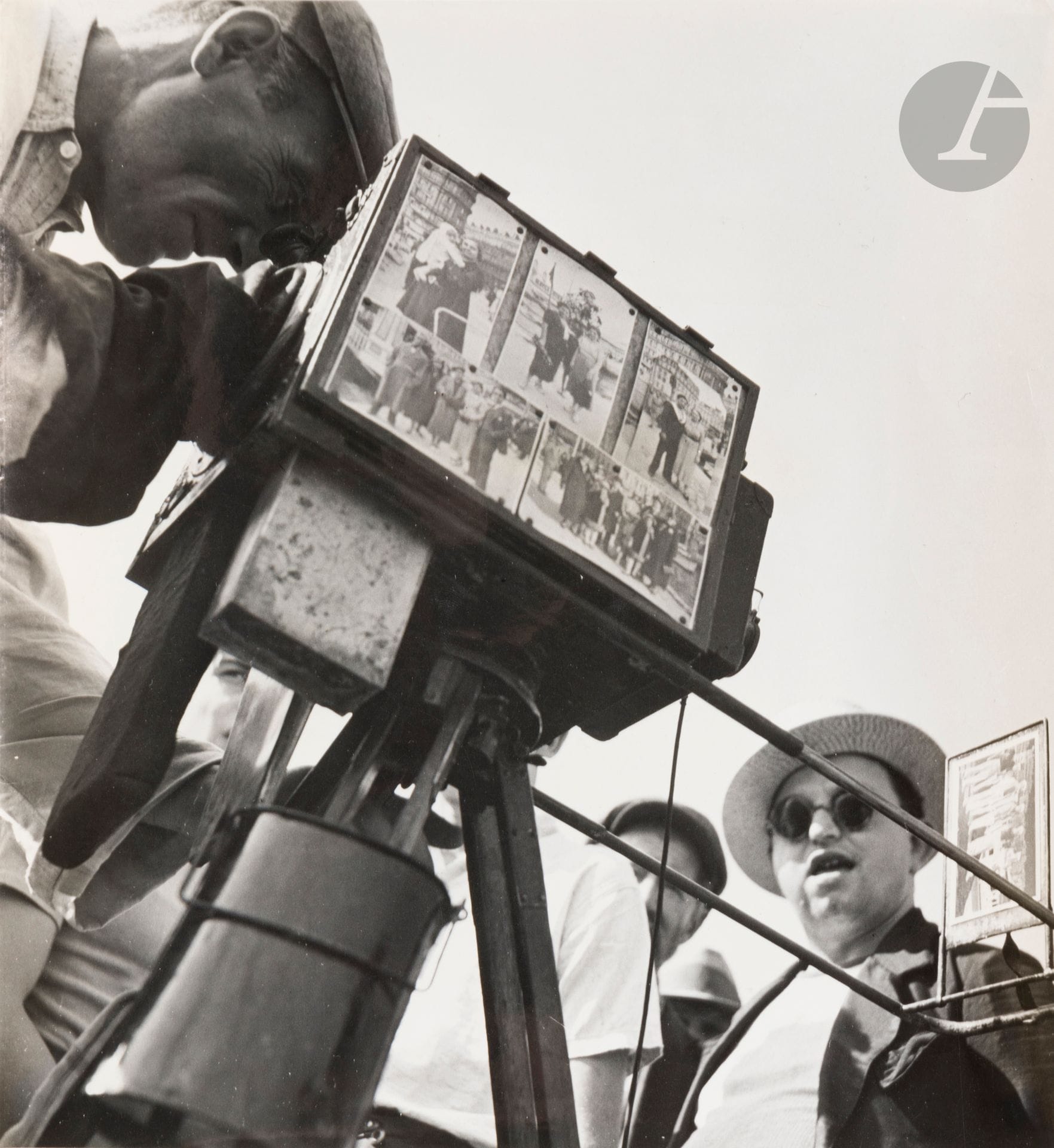 René Zuber (1902-1979)
Photographe de rue. Marseille, c. 1935.
Cinq (5) épreuves argentiques d’époque. Tampon du photographe, nombreuses légendes tapuscrites sur étiquettes, crédit ou tampon « Alliance Photo » aux versos. 
Format moyen : 28 x 24 cm