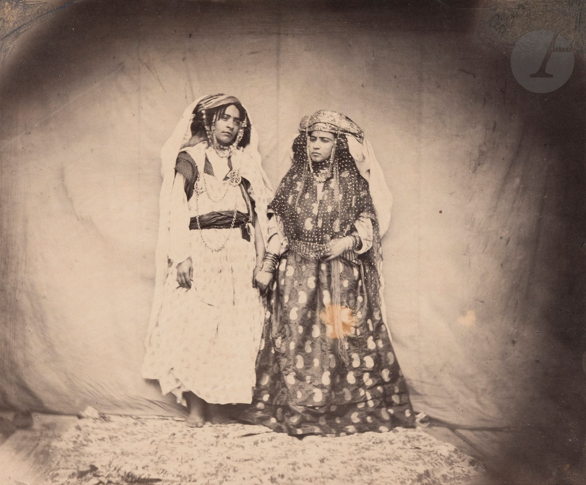 Louis François Benoît Lions
Femmes juives. Algérie, c. 1860. 
Deux (2) épreuves sur papier albuminé, contrecollées sur cartons et signées à l’encre sur les montages en bas à droite. 
18,8 x 22,8 et 16,4 x 24 cm