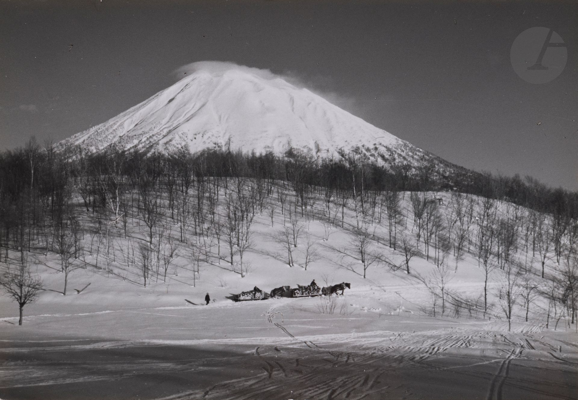 Fosco Maraini (1912-2004)
Reportage à Hokkaido. Japon, 1963.
Asahidake. Niseko Annupuri. Ezo Fuji. Abashiri. Shiretoko. Utoro. Tokachi-Dake. Gorges du Sounkyo. Sapporo. Furano-dake. Mer d’Okhotsk gelée.
43 épreuves argentiques d’époque. Tampon « Fosco Maraini » et annotations manuscrites en français aux versos. Dans une pochette Agfa d’origine. 
Format moyen : 9 x 13 cm