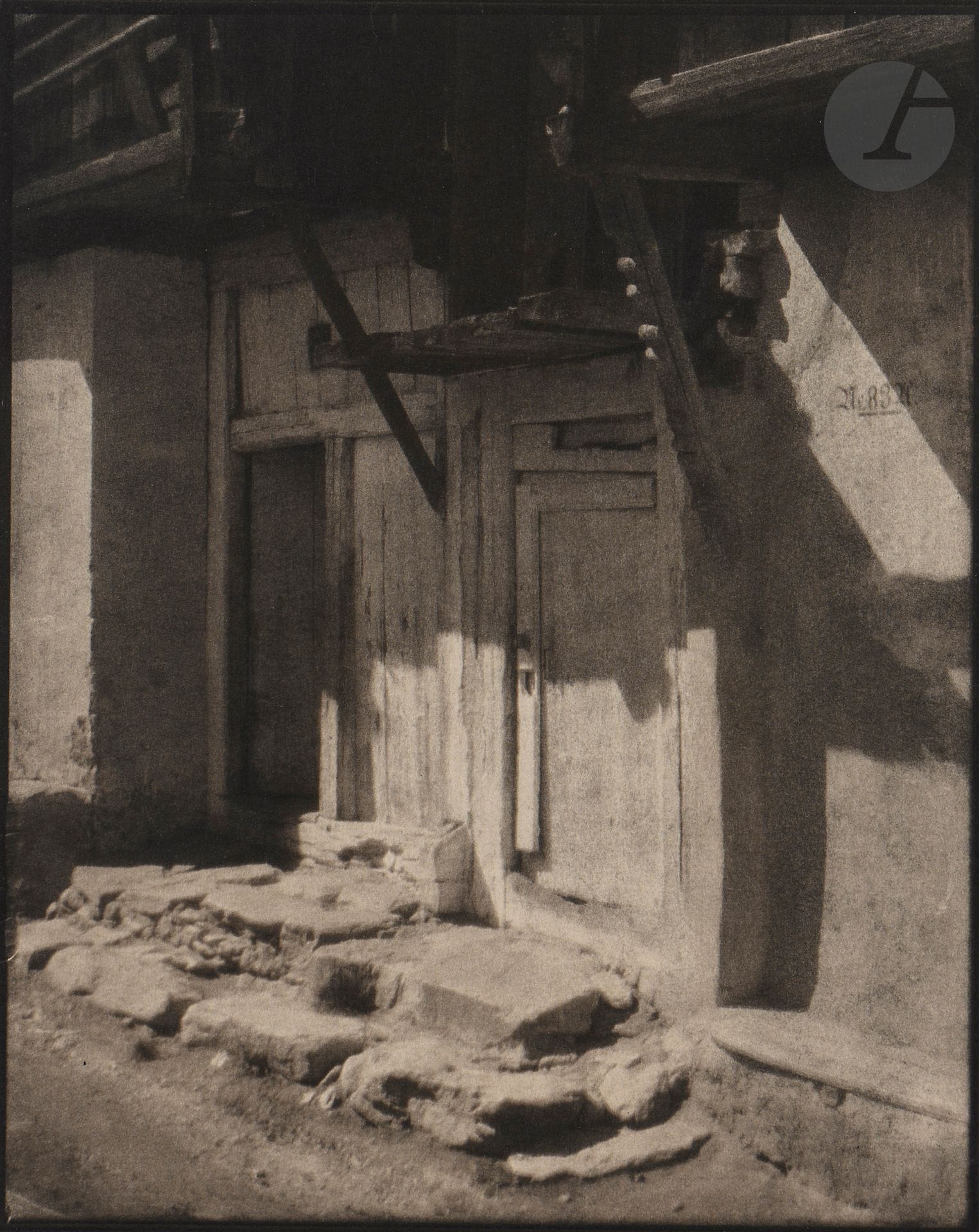 Heinrich Kühn (1866-1944)
Sans titre [porte], c. 1910.
Épreuve à la gomme bichromatée et platine sur papier japon doublé sur carton. Annotations manuscrites au verso. 
Image : 29,8 x 24 cm / Feuille : 36,5 x 27,5 cm

Bibliographie : 
Harry H. Lunn Jr., Peter Galassi, Photo-Secession, Catalogue 6, Lunn Gallery - Graphics International Ltd., Washington, 1977, n°92, p. 47.