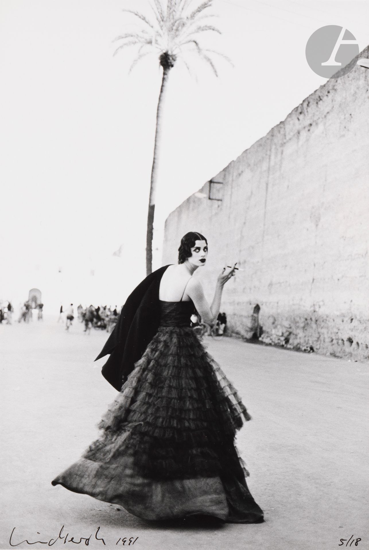 Peter Lindbergh (1944-2019)
Kristen McMenamy pour French Vogue. Marrakech, décembre 1990. 
Épreuve argentique, signée, datée et numérotée à 18 exemplaires à l’encre en bas. Signature, titre, date et numéro de négatif au crayon au verso. 
Image : 30 x 20 cm / Feuille : 40 x 30 cm