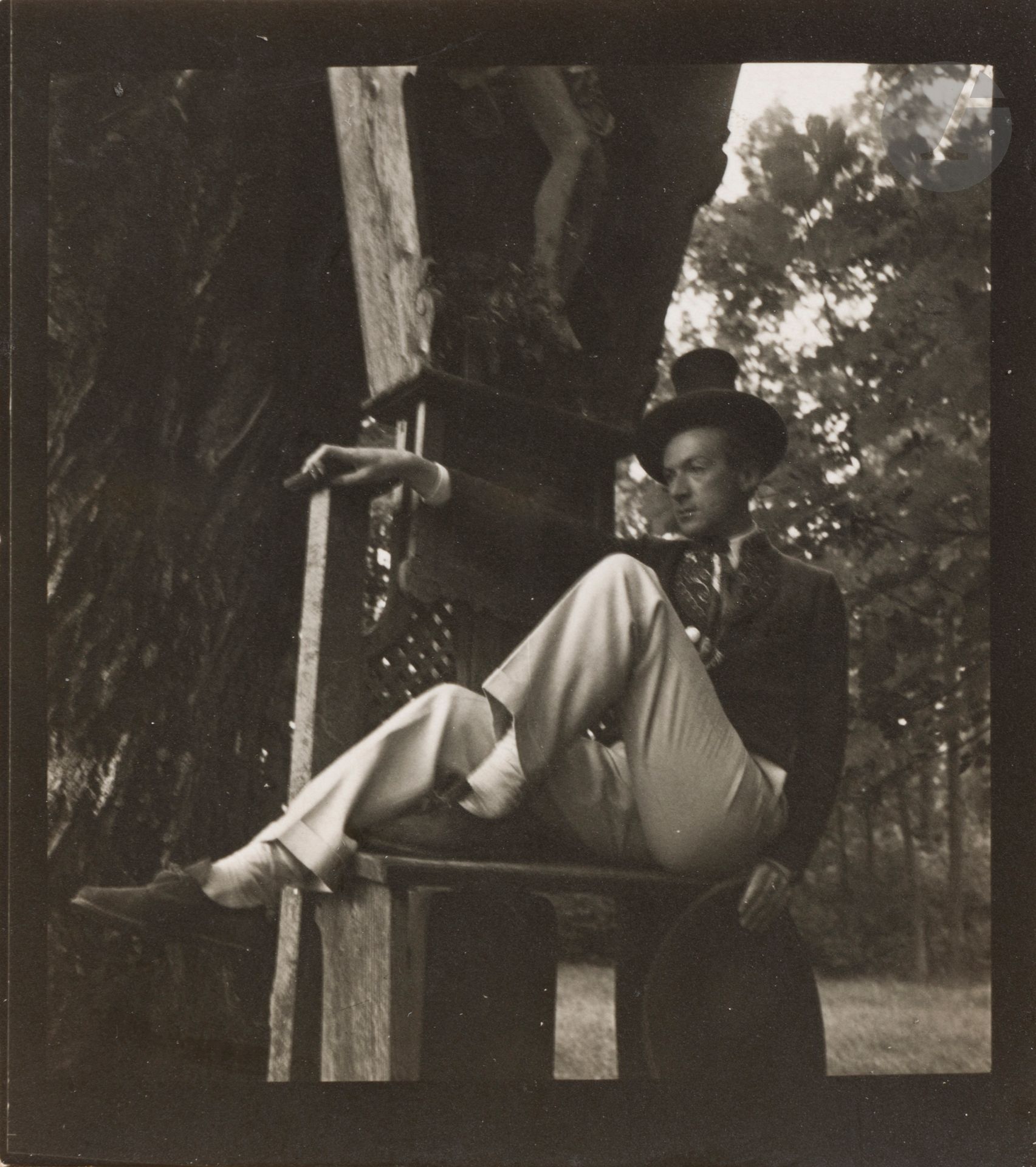 George Hoyningen-Huene (1900-1968)
Cecil Beaton, c. 1930.
Épreuve argentique d’époque (tirage contact). Annotations manuscrites au verso.
6,8 x 6,2 cm

Provenance : Collection Gene Fenn.