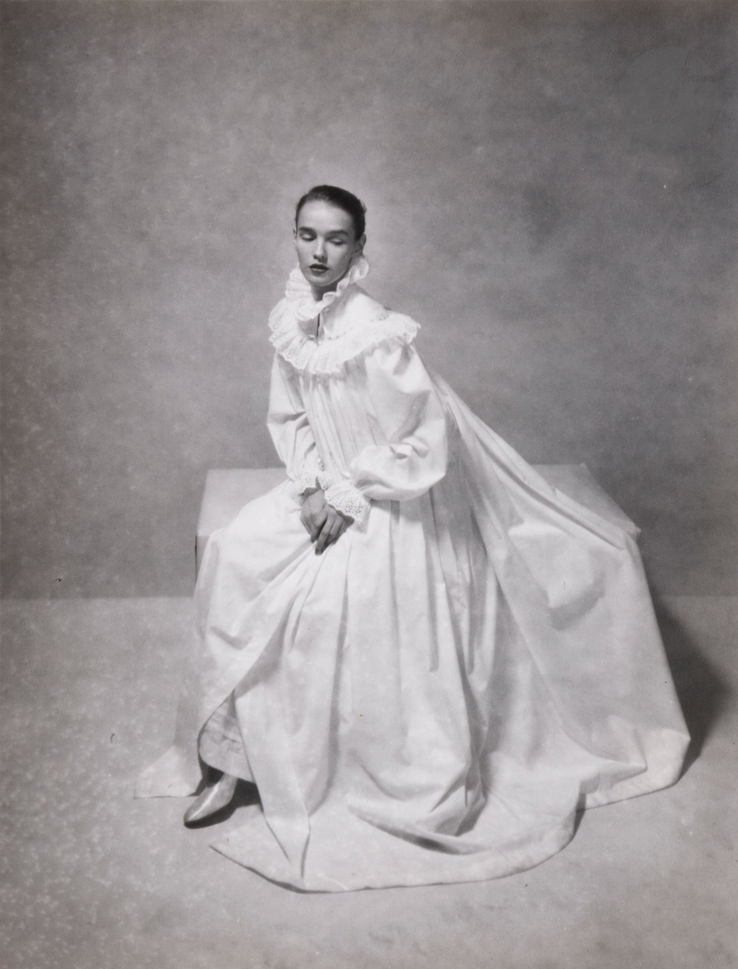 Gene Fenn (1911-2001) 
Mode, c. 1960. 
Épreuve argentique d’époque, signée au crayon et annotée à l’encre « early use of electronic lights for fashion » avec le tampon « Gene Fenn - photographe » au verso. 
29 x 22,5 cm 

Provenance : Collection Gene Fenn.