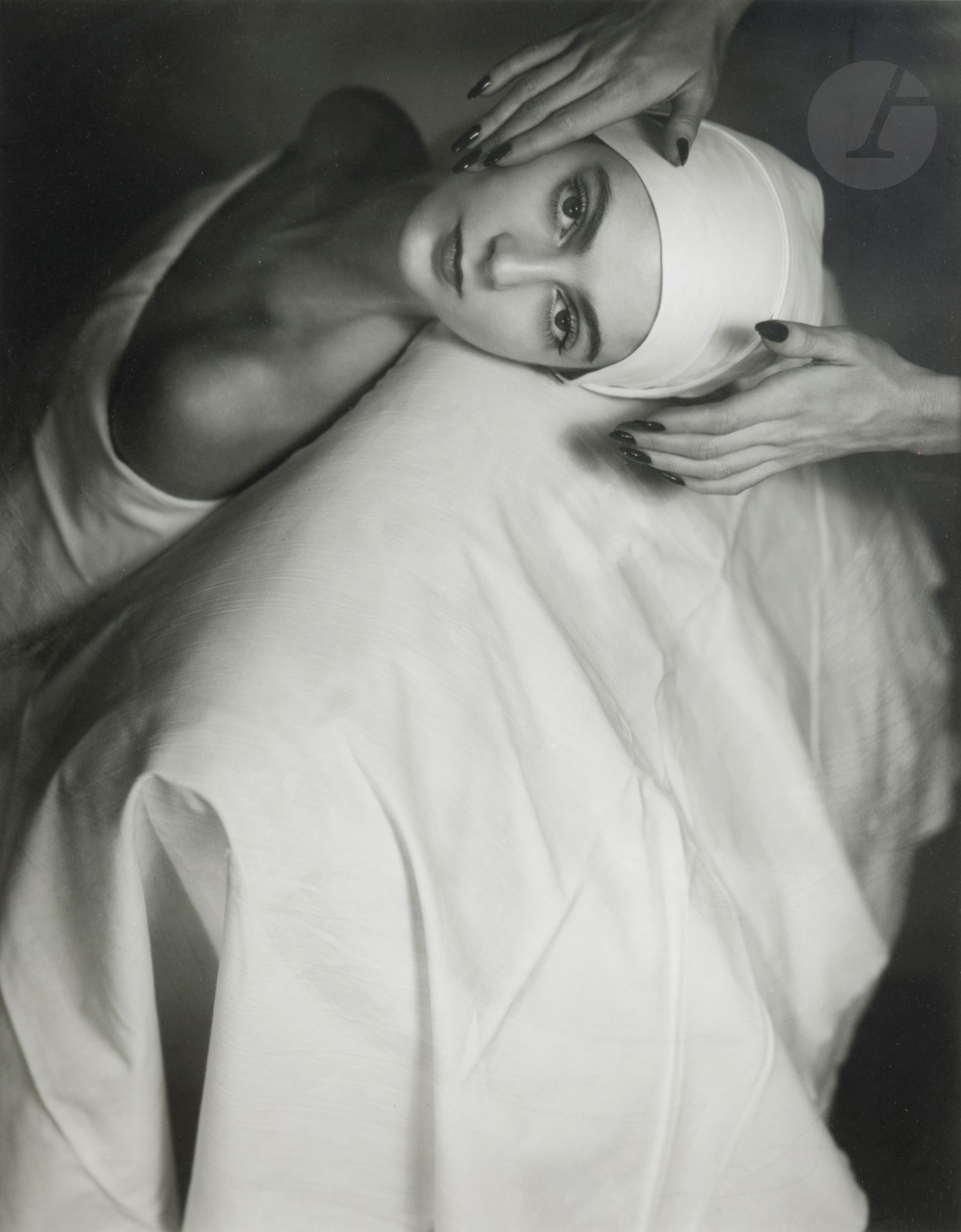 Horst P. Horst (1906-1999)
Carmen (Face massage). New York, 1946. 
Épreuve argentique (c. 1990), signée, titrée et datée au crayon au verso. Timbre sec du photographe dans la marge en bas à droite. 
Image : 45,5 x 35,5 cm / Feuille : 50,5 x 40,5 cm - cadre 

Bibliographie : 
- Martin Kazmaier, Horst: Sixty Years of Photography, Schirmer/Mosel, Munich, 1991, pl. 80.
- Horst, Photographer of Style, Victoria and Albert Museum, Londres, cat. expo., 2014, p. 307.
- Icons of Style: A Century of Fashion Photography, The J. Paul Getty Museum, Los Angeles, cat. expo., 2018, pl. 87.

Provenance : 
- Galleria Carla Sozzani, Milan. 
- Collection privée, France.