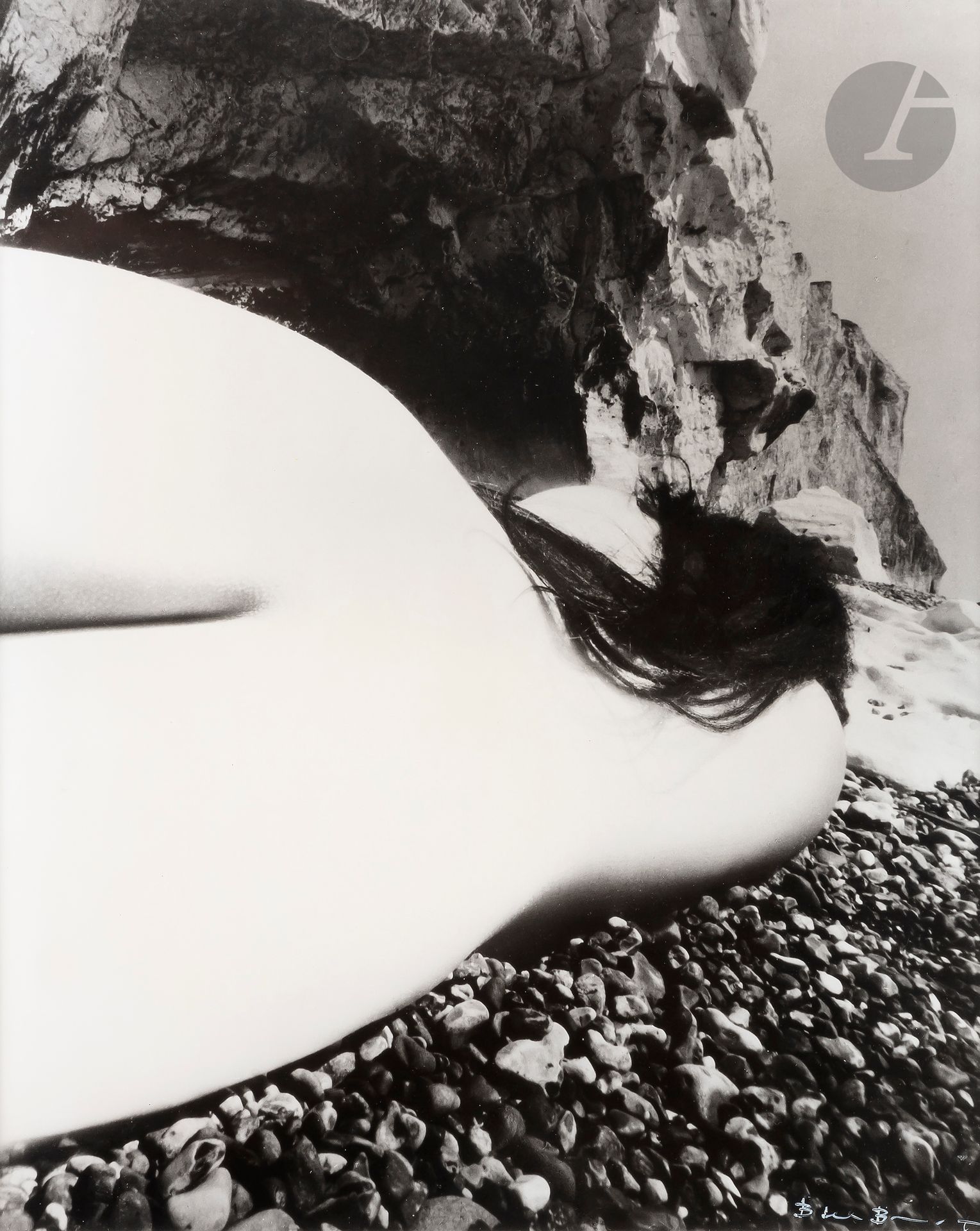 Bill Brandt (1904-1983)
Nude #38. East Sussex, 1953.
Épreuve argentique (c. 1970), signée en blanc en bas à droite.
Titre au crayon au verso.
50,5 x 40,5 cm - cadre

Bibliographie :
- Mark Haworth-Booth, Bill Brandt. Nude, Londres, Tames and Hudson, 2012, p. 82.
- Bill Brandt, Perspectives sur le nu, Paris, Éditions Prisma, 1961.