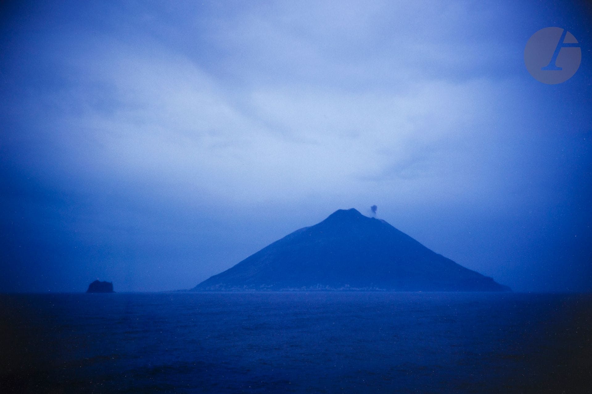 Nan Goldin (1953) 
Triptique Alf and Fritz / Volcano, 1993. 
Alf dead. Fritz, 5 days old. Volcano at dawn, Stromboli. 
Trois (3) cibachromes (1998), signés, titrés, datés et numérotés à 60 exemplaires aux versos. 
Images : 31 x 46 cm / Feuilles : 37 x 50 cm - cadres