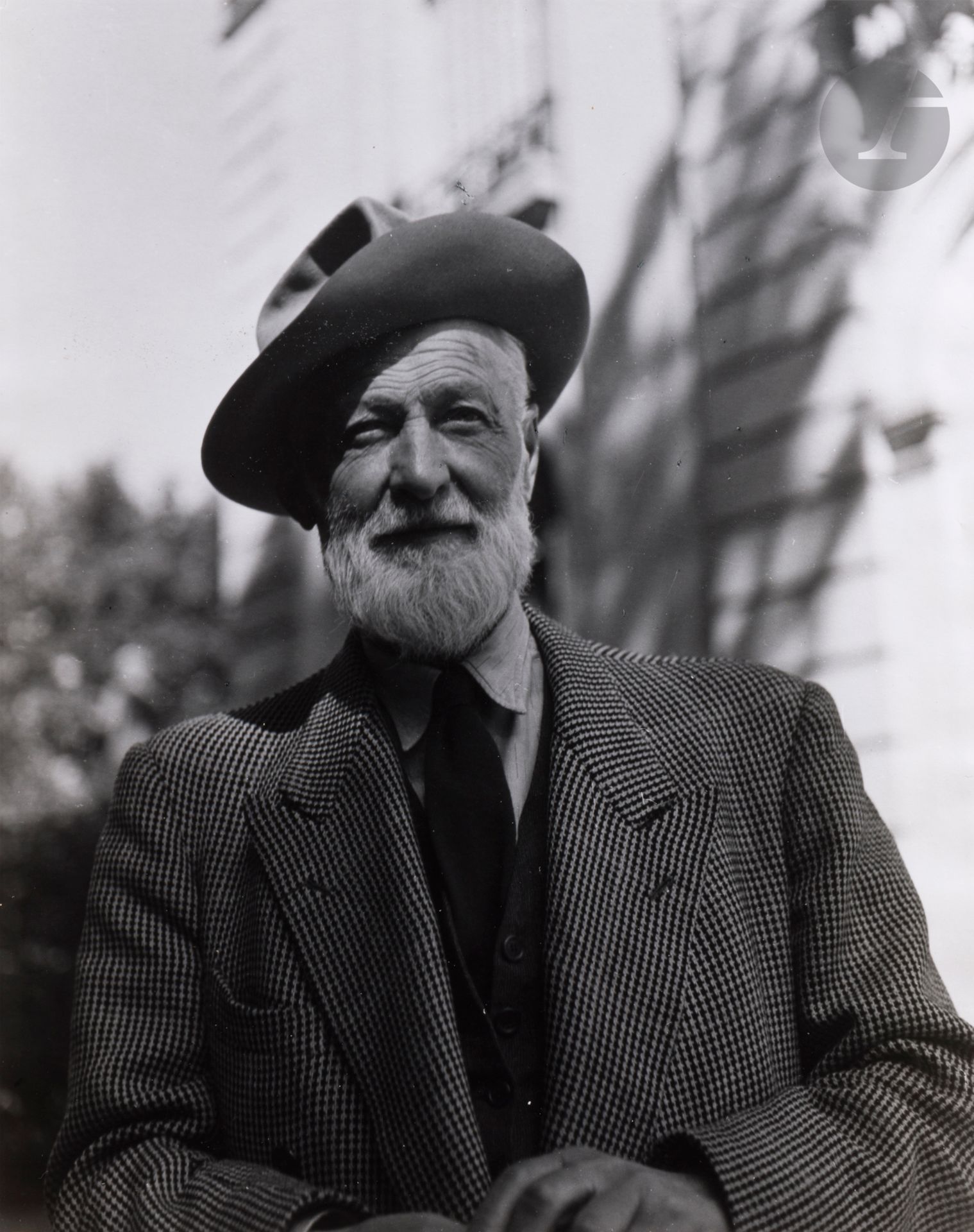 Gene Fenn (1911-2001) 
Kees Van Dongen. Garches, 1953. 
Épreuve argentique d’époque, signée, titrée, datée et annotée au crayon avec le tampon « Gene Fenn - photographe » au verso. 
Image : 29 x 23 cm / Feuille : 30,5 x 24 cm 

Provenance : Collection Gene Fenn.