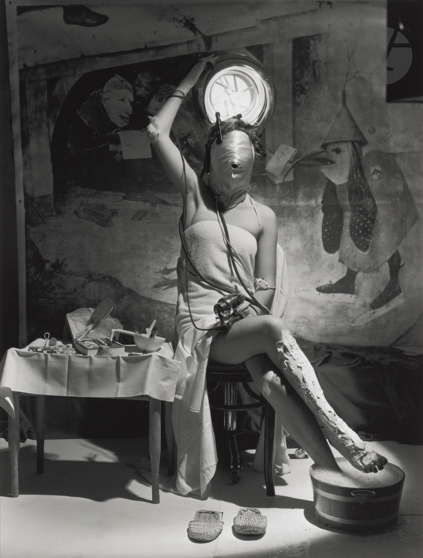 Horst P. Horst (1906-1999)
Electric beauty. Paris, 1939. 
Silver print (c. 1990), signed, titled and dated in pencil on verso. 
Image: 29.7 x 22.5 cm / Sheet: 35.3 x 27.6 cm