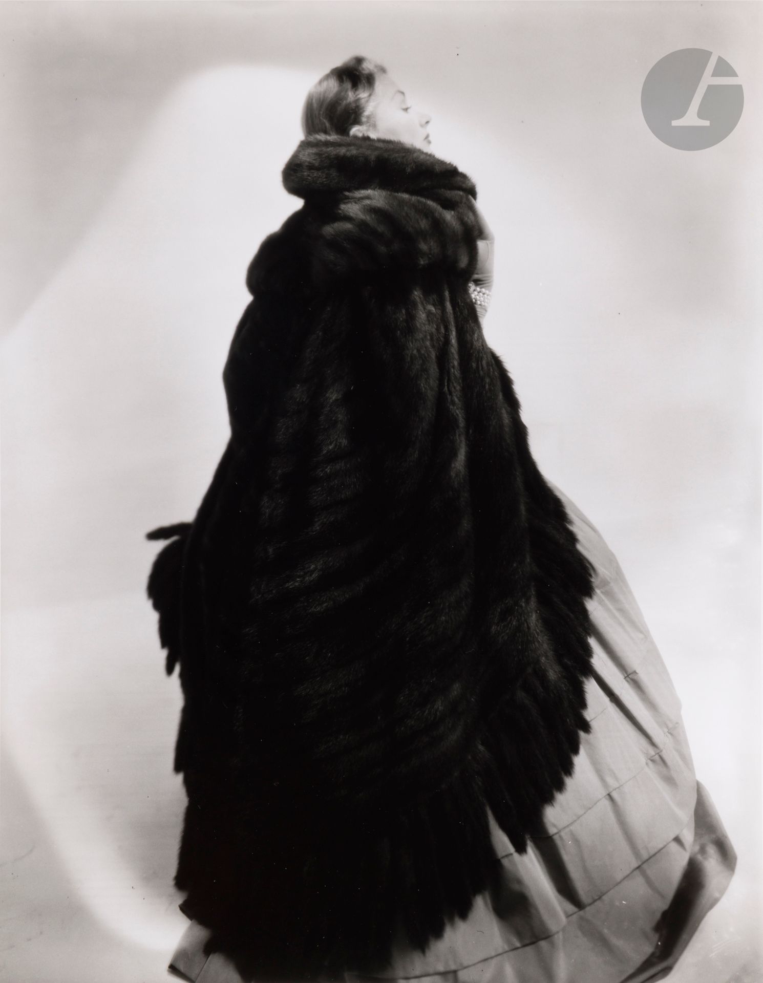 Gene Fenn (1911-2001) 
Lisa Fonssagrives. Mode [Fourrure], c. 1950. 
Épreuve argentique (c. 1980), signée au crayon avec le tampon « Gene Fenn - photographe » au verso. 
Image : 36,5 x 28 cm / Feuille : 40,5 x 30,5 cm 

Provenance : Collection Gene Fenn.