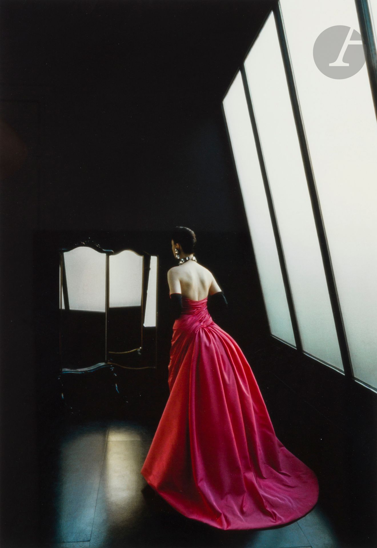 Frank Horvat (1928-2020)
Evening dress (pour l’Officiel). Paris, 1989.
Épreuve pigmentaire, tirée par le photographe (2006), signée et numérotée à 30 exemplaires à l’encre dans la marge inférieure. Signature du photographe, date de tirage et date de prise de vue au verso.
Image : 52 x 35,5 cm / Feuille : 59 x 40,5 cm - cadre
 
Bibliographie :
Frank Horvat, Please don’t smile, Ostfildern, Hatje Cantz, 2015, p. 209.