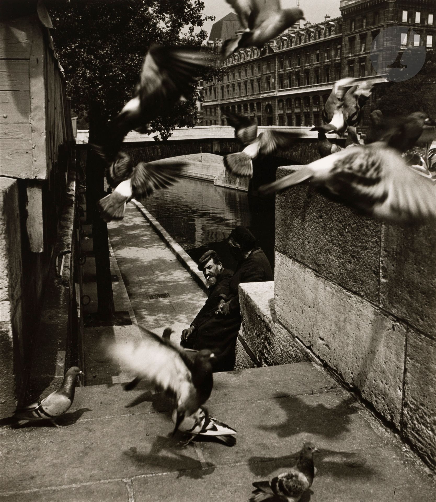 Louis Stettner (1922-2016)
Near the Seine. Paris, c. 1950. 
Silver print (c. 1990), signed, titled and dated in pencil on verso. Photographer's dry stamp in lower right margin. 
Image : 65.5 x 58.5 cm / Sheet : 73.5 x 64 cm