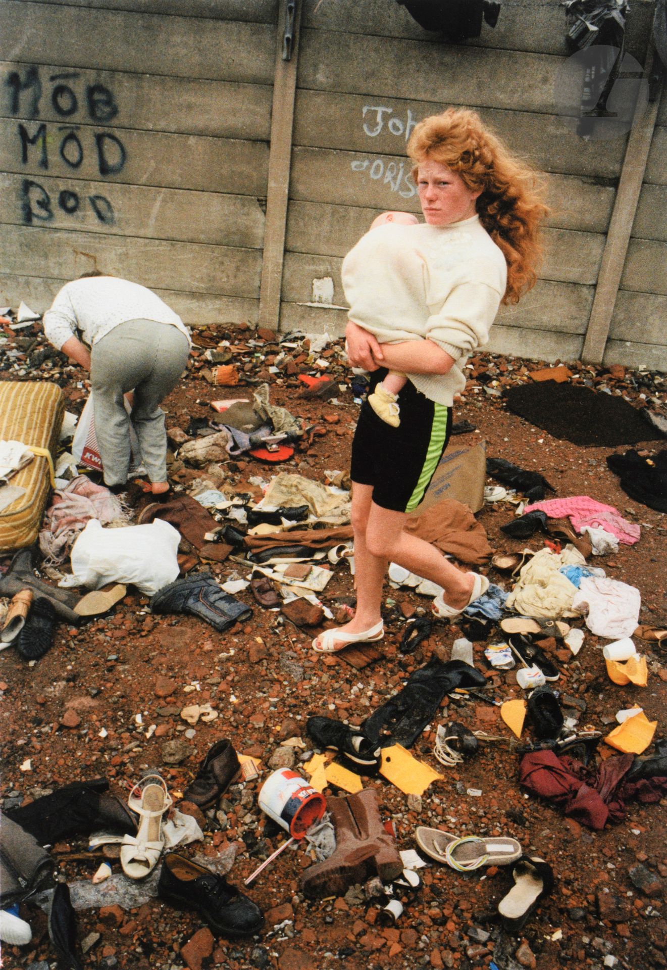 Tom Wood (1951)
Série Men and Women. Walking through shoes, 1991. 
Épreuve pigmentaire (2019), signée et titrée à l’encre dans la marge en bas. Dédicace de la main du photographe au verso.
Image : 35,8 x 24,8 cm / Feuille : 42 x 29 cm - cadre 

Provenance : 
- Galerie Sit Down, Paris. 
- Collection particulière, Paris.