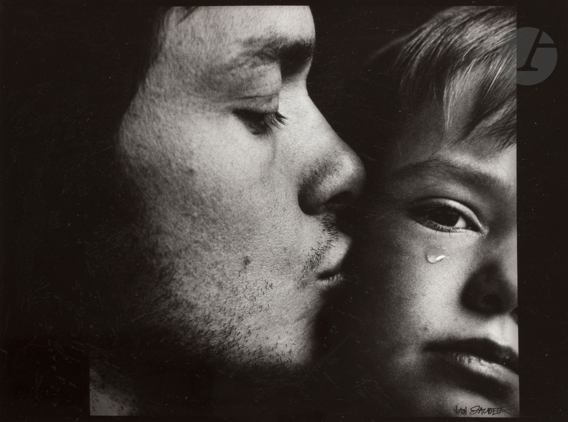Jan Saudek (1935) 
Kissing tears away #42, 1990. 
Épreuve argentique d’époque, signée à l’encre en bas à droite. Titre et date sur le bandeau en craft : « #42 - (Kissing tears away) - Model print - finished April 8, 1890 » 
Image : 27,5 x 28,5 cm / Feuille : 28,7 x 38,2 cm - cadre 

Provenance : 
- Galerie Thierry Salvador, Paris. 
- Collection particulière, Paris.