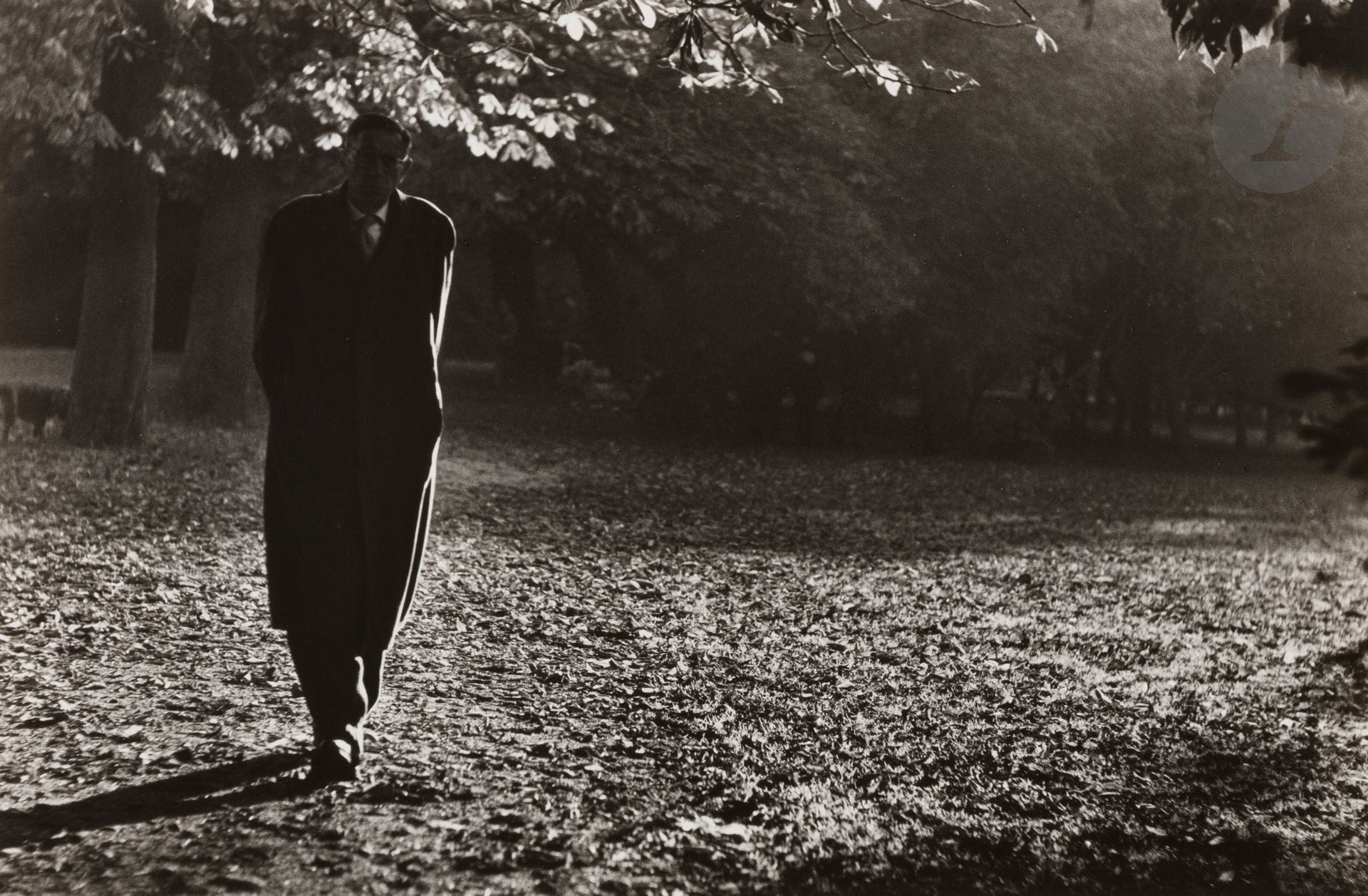 Louis Stettner (1922-2016) 
Dutch Park, 1964. 
Épreuve argentique (c. 1980), signée et numérotée à 5 exemplaires à l’encre avec le timbre sec du photographe dans la marge en bas. Signature du photographe, titre, date et numérotation à 5 exemplaires au crayon au verso. 
Image : 30,4 x 46 cm / Feuille : 37,8 x 50,5 cm